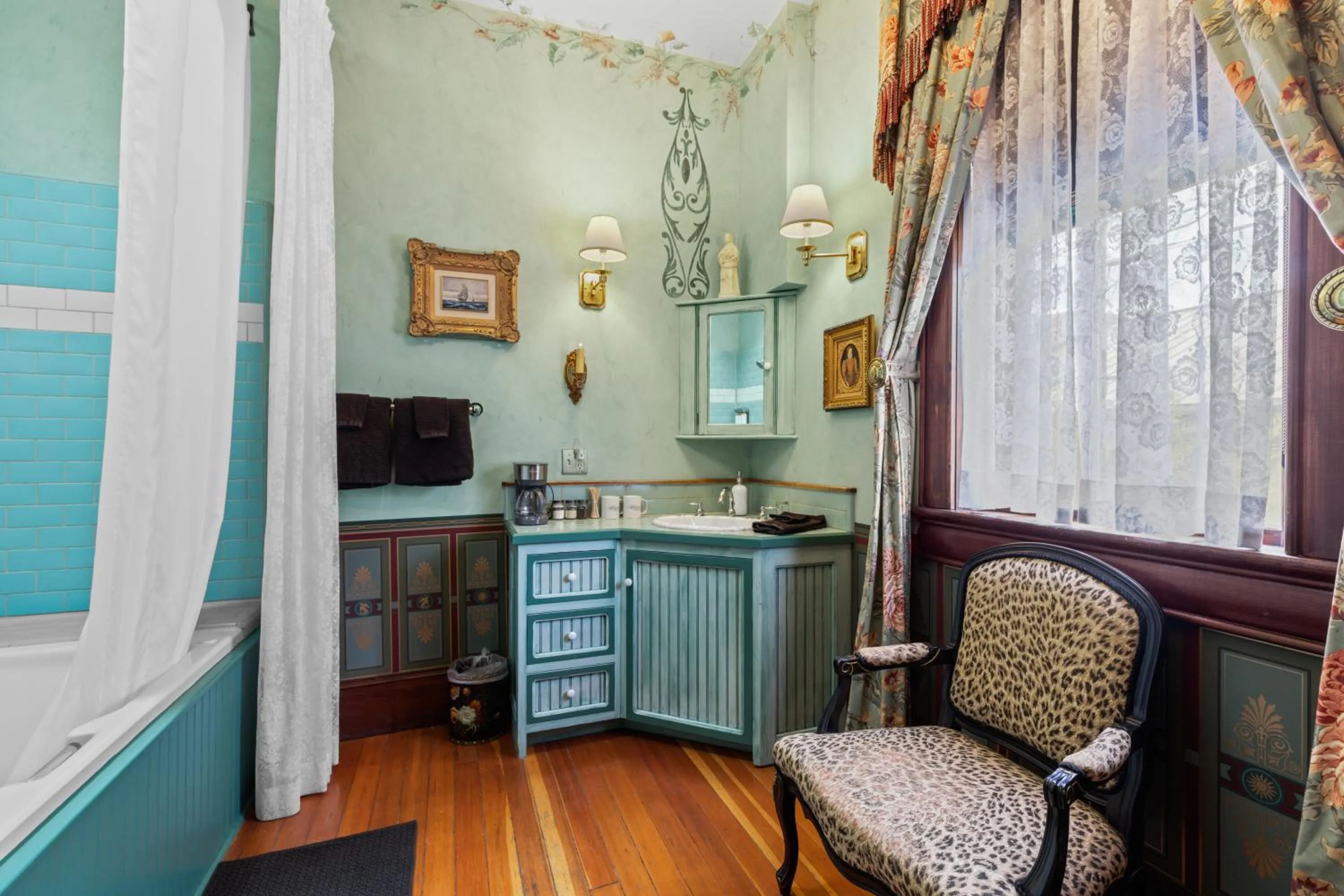 Bathroom in The Peerless Hotel