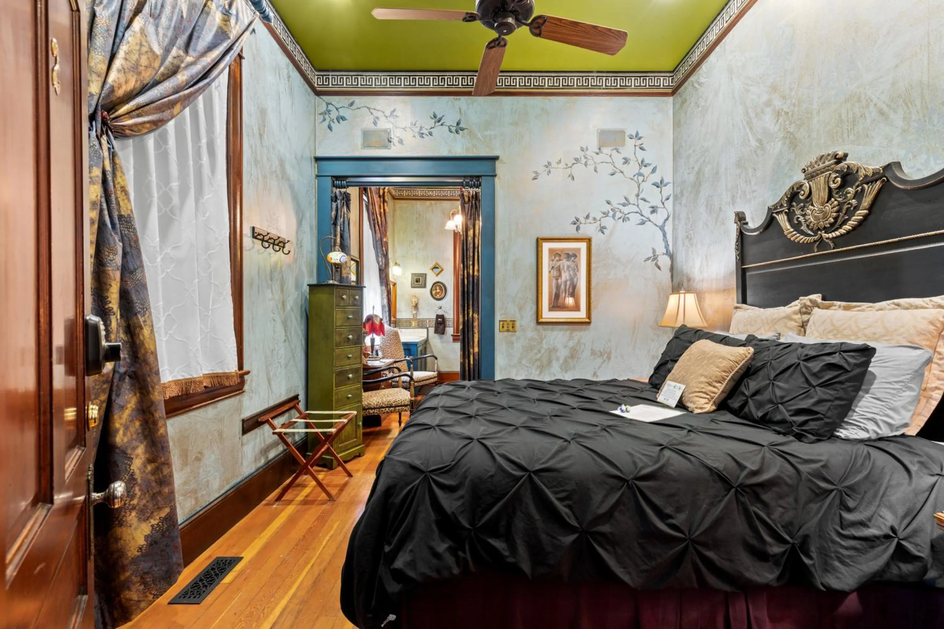 Bed in The Peerless Hotel