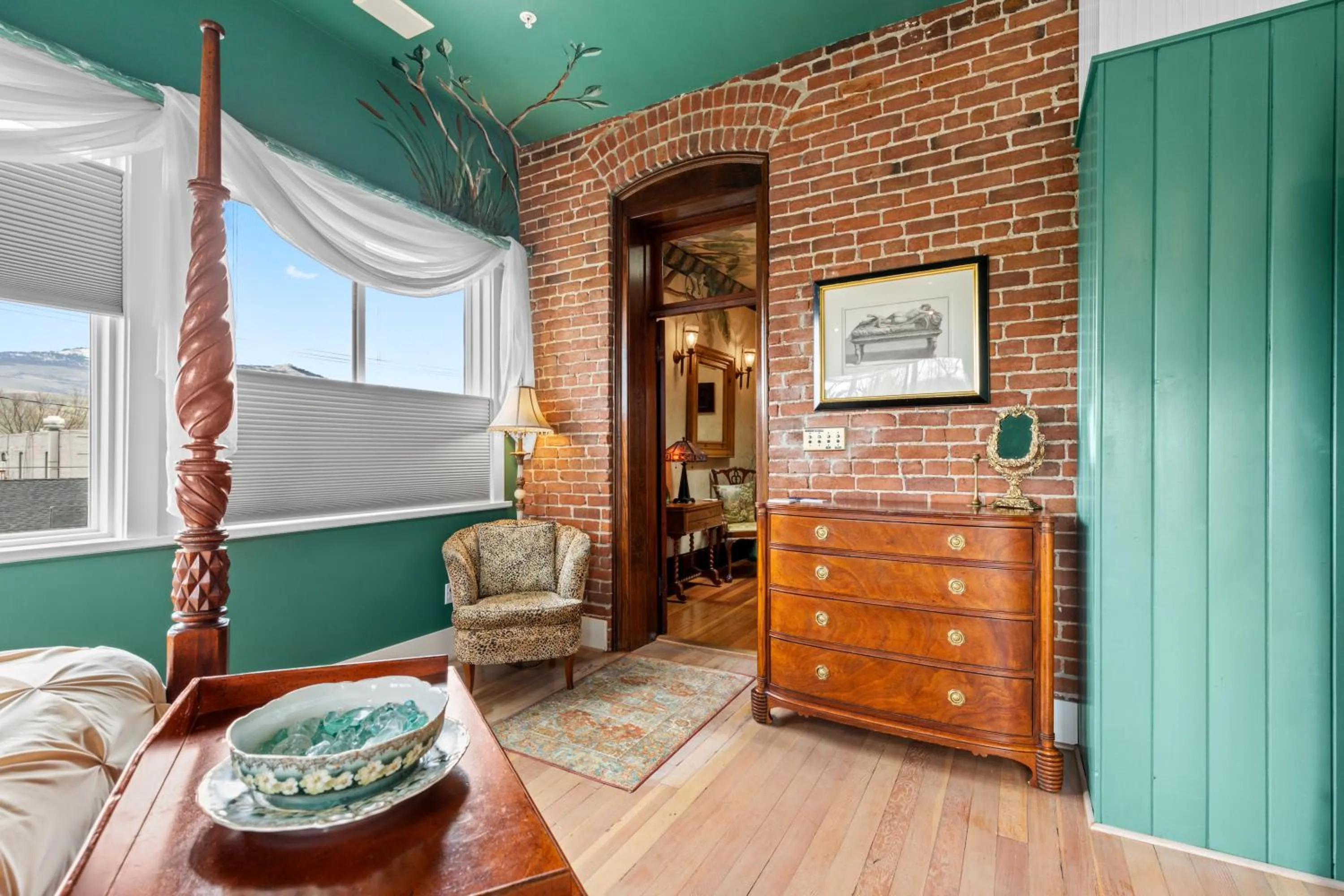 Decorative detail in The Peerless Hotel