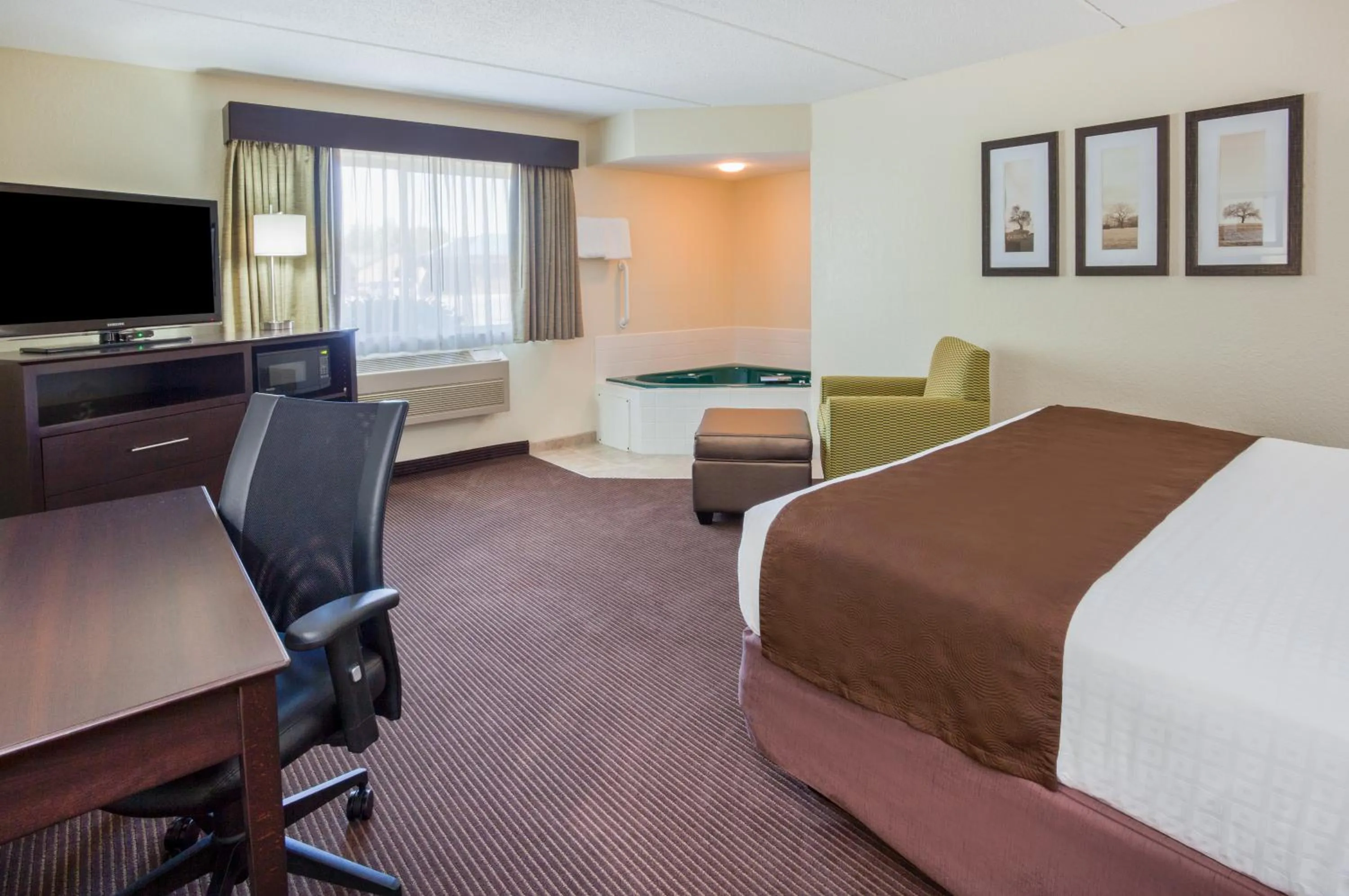 Hot Tub, Bed in AmericInn by Wyndham Rhinelander