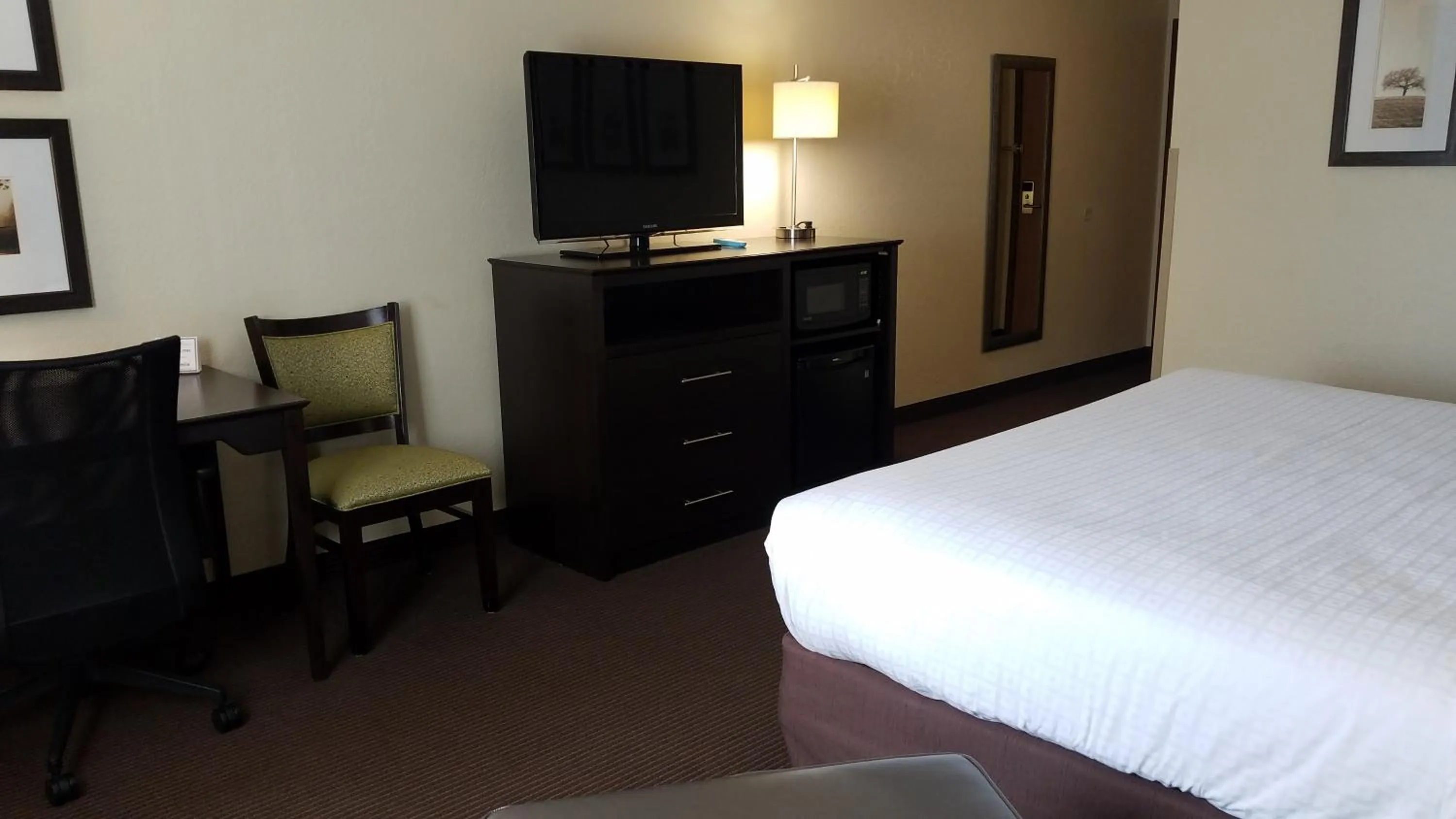 TV and multimedia, Bed in AmericInn by Wyndham Rhinelander