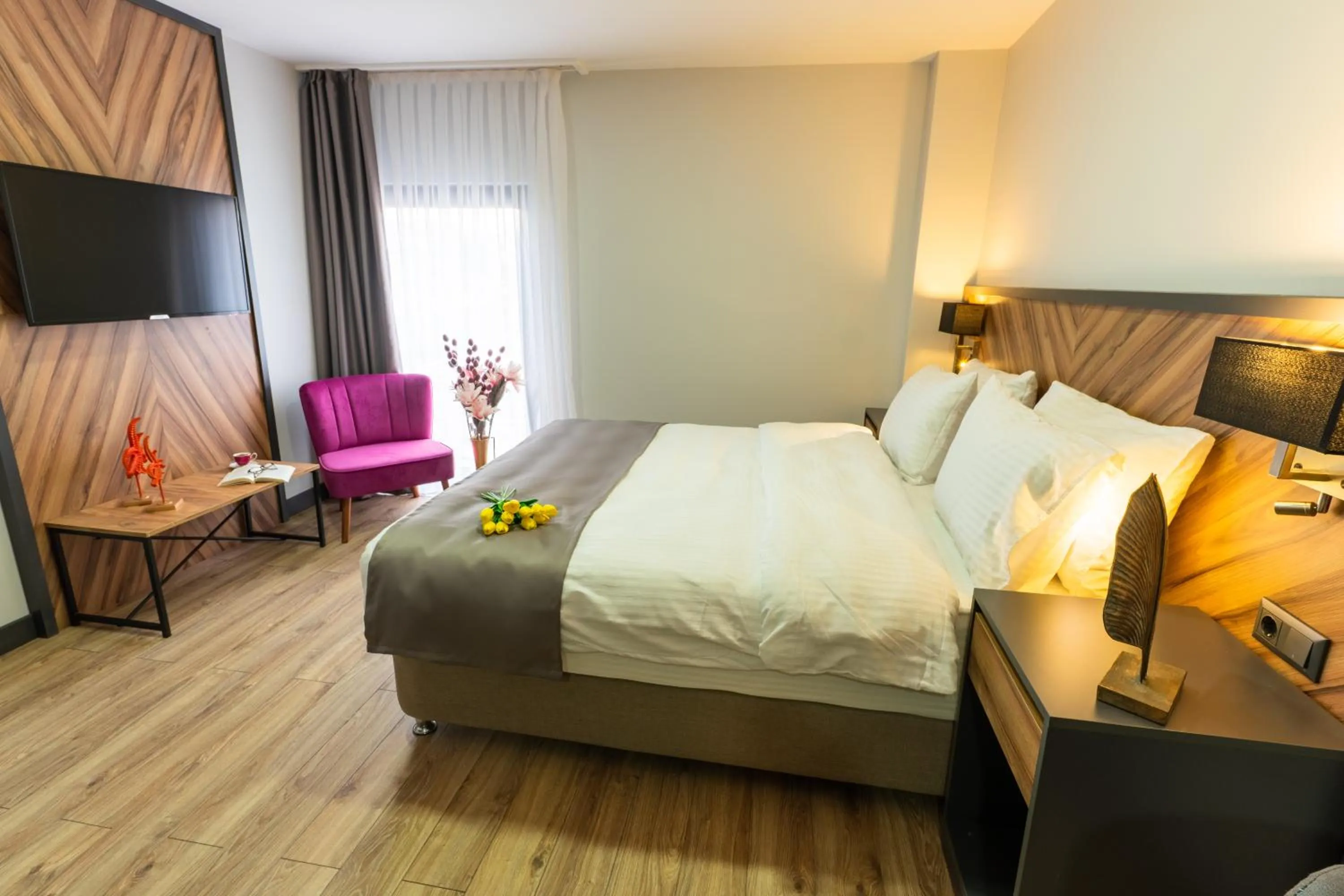 Communal lounge/ TV room, Bed in Yusufhan Suites