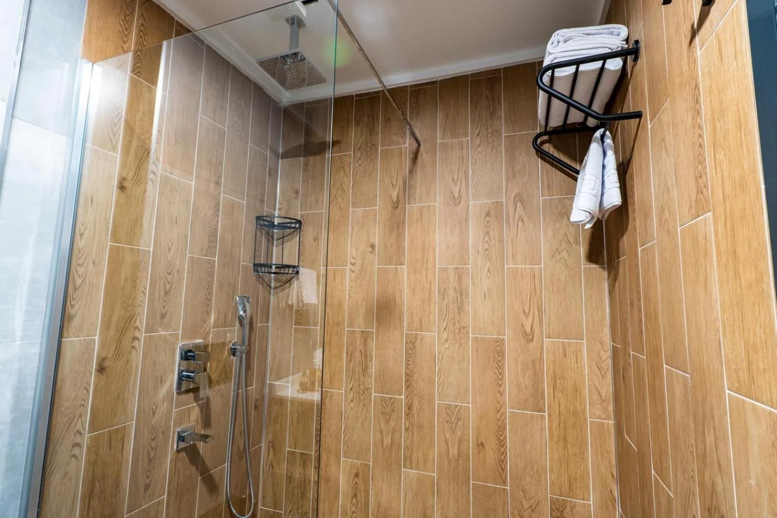 Shower in Yusufhan Suites