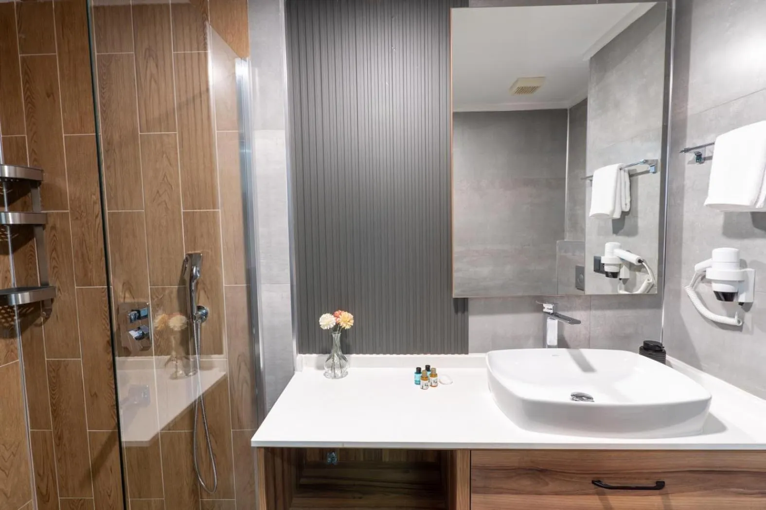 Shower in Yusufhan Suites