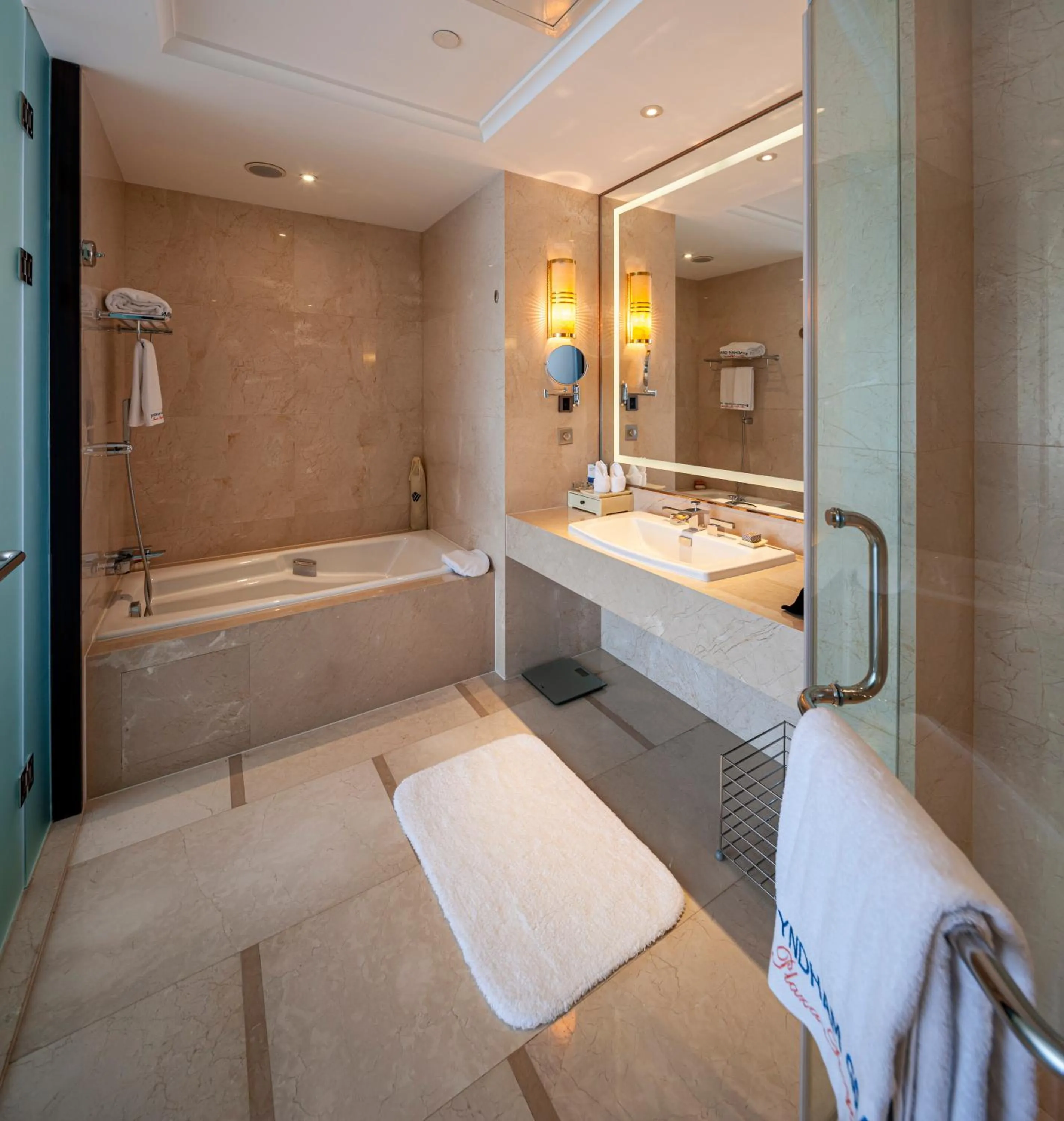 Bath, Bed in Wyndham Grand Plaza Royale Changsheng Jiangyin
