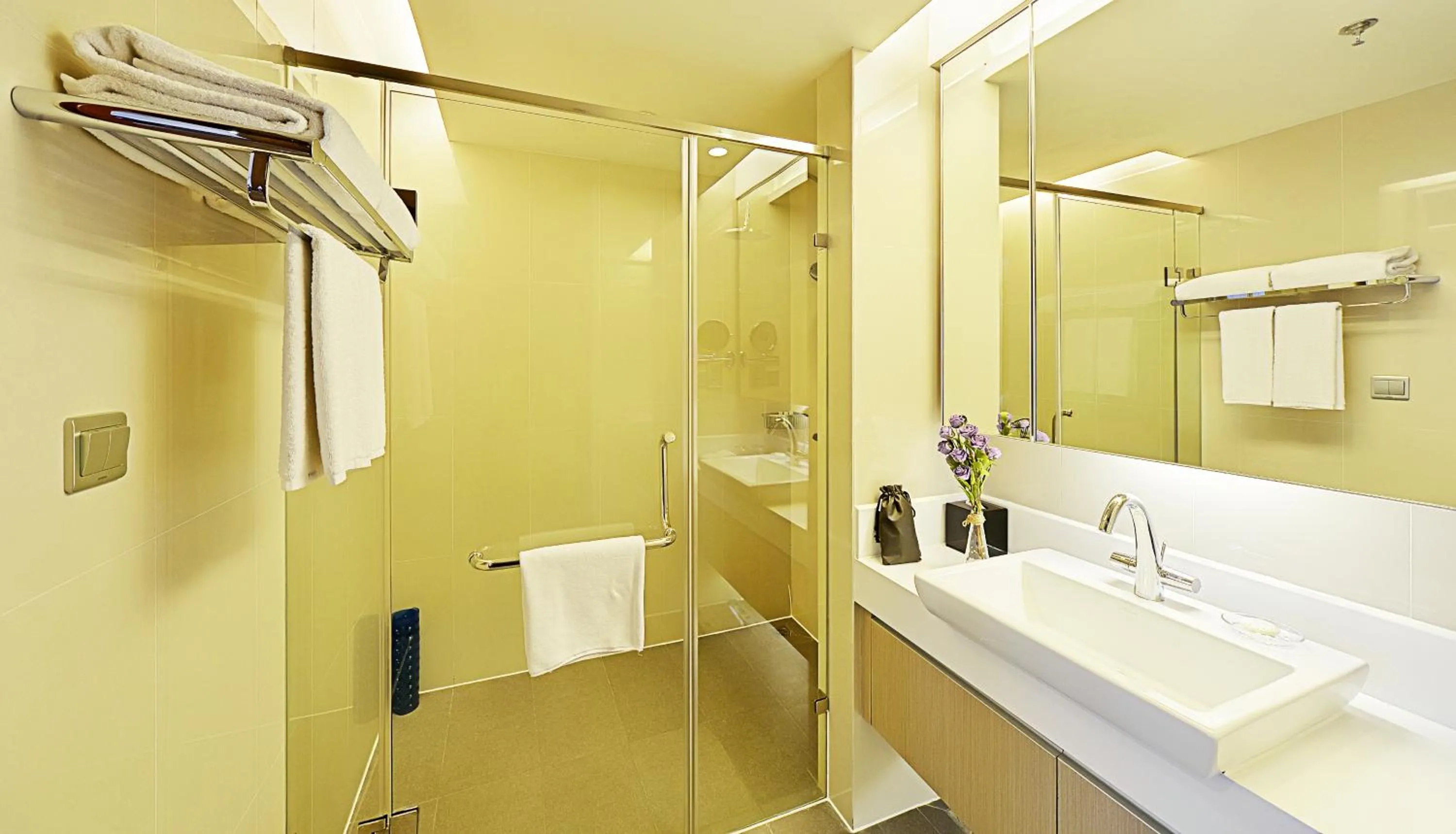 Shower in Modena by Fraser Zhuankou Wuhan