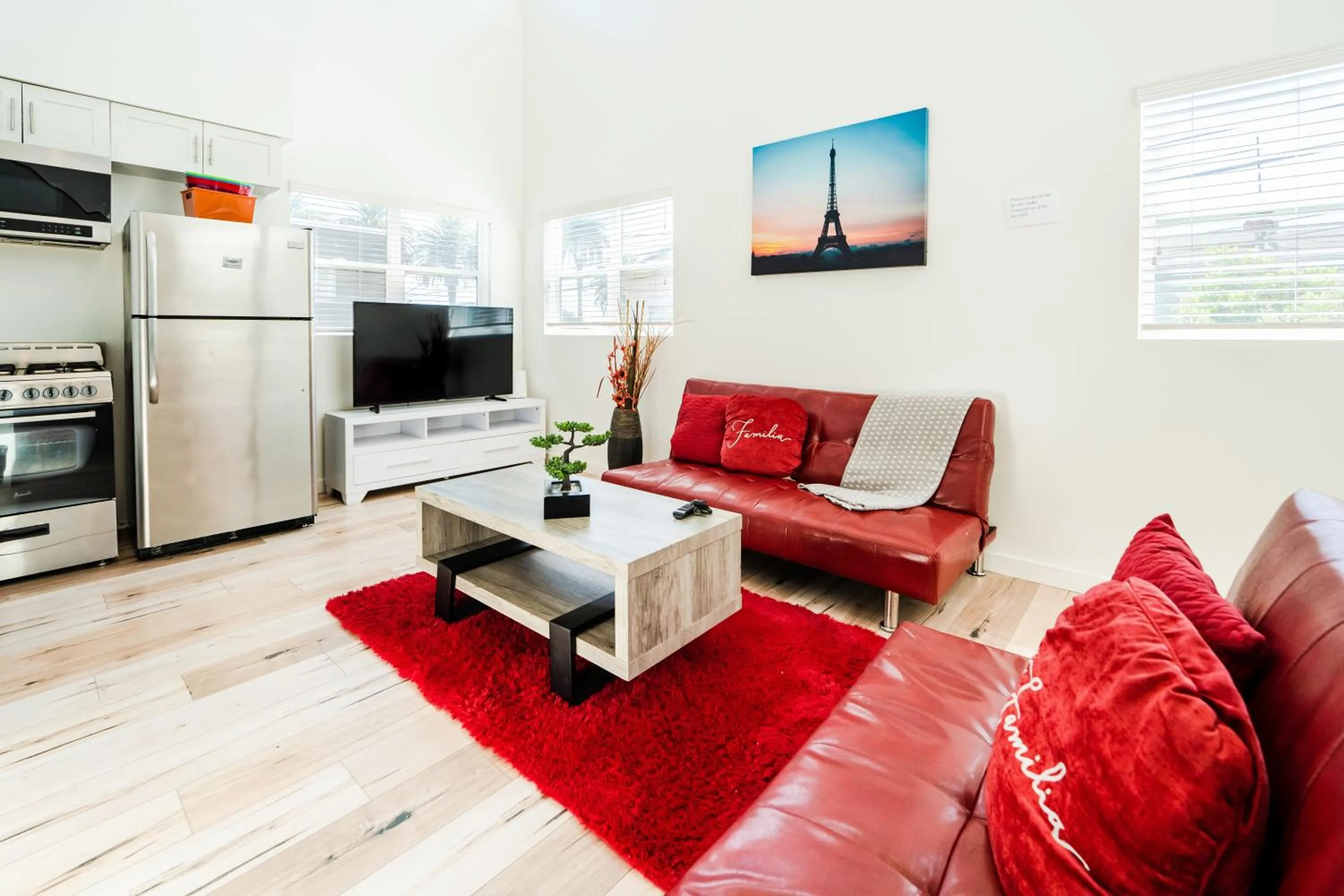 TV and multimedia in Hollywood 3Bedrooms Stylish Loft with 2 Parking