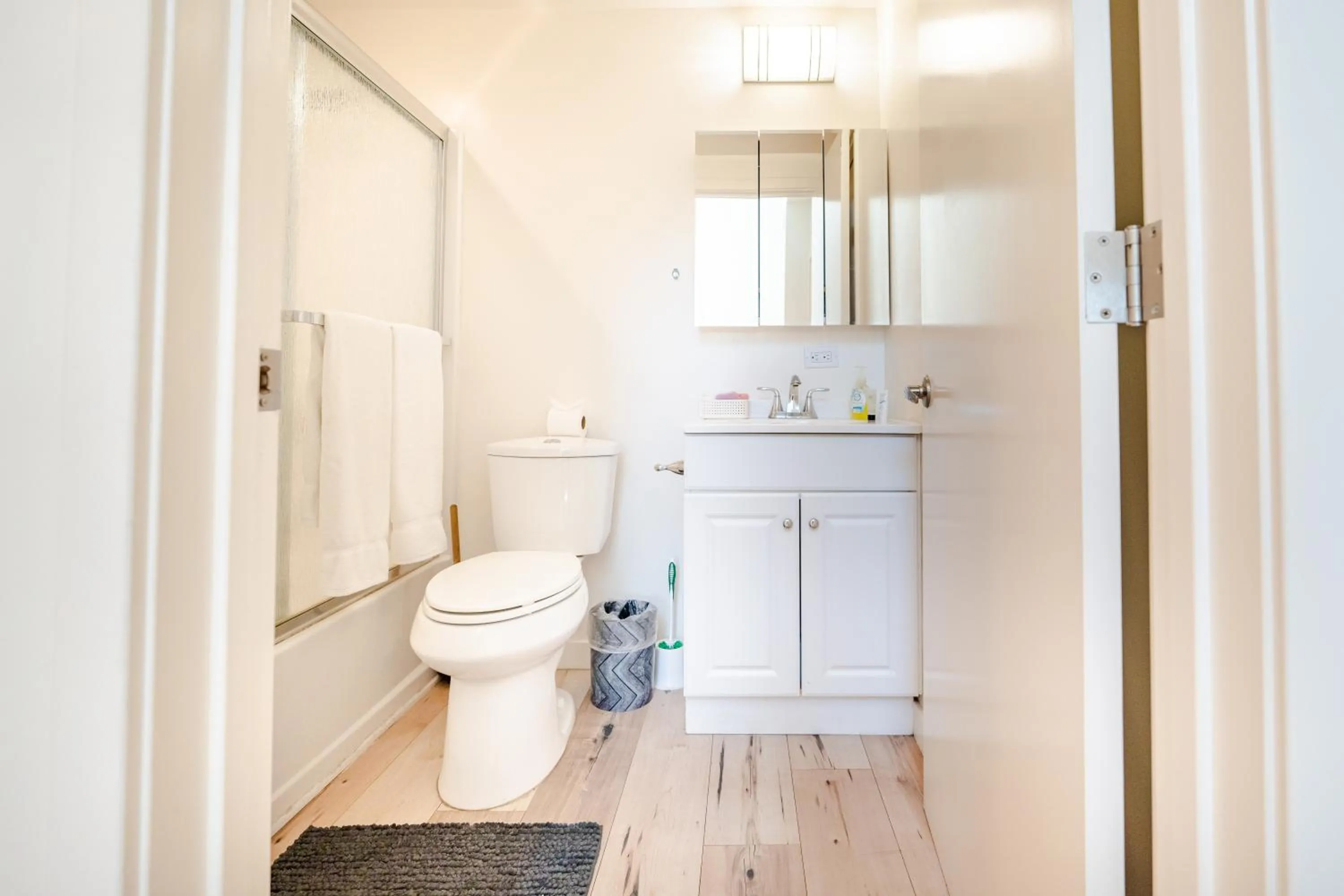 Shower in Hollywood 3Bedrooms Stylish Loft with 2 Parking