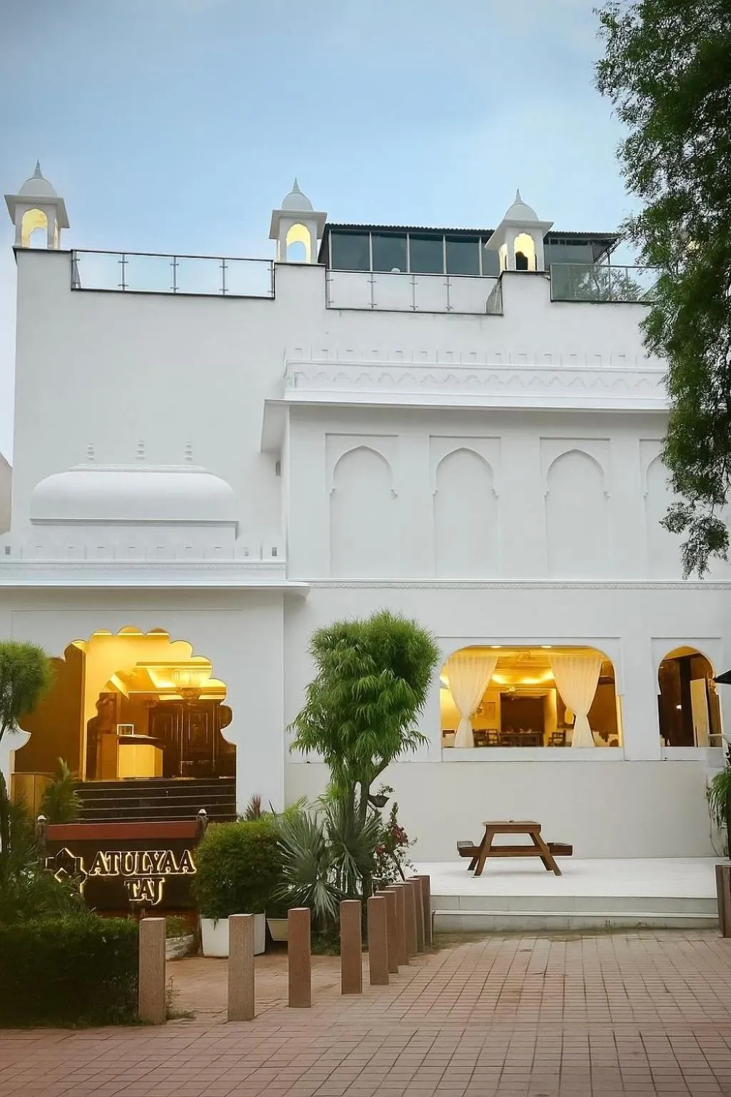 Facade/entrance in Hotel Atulyaa Taj