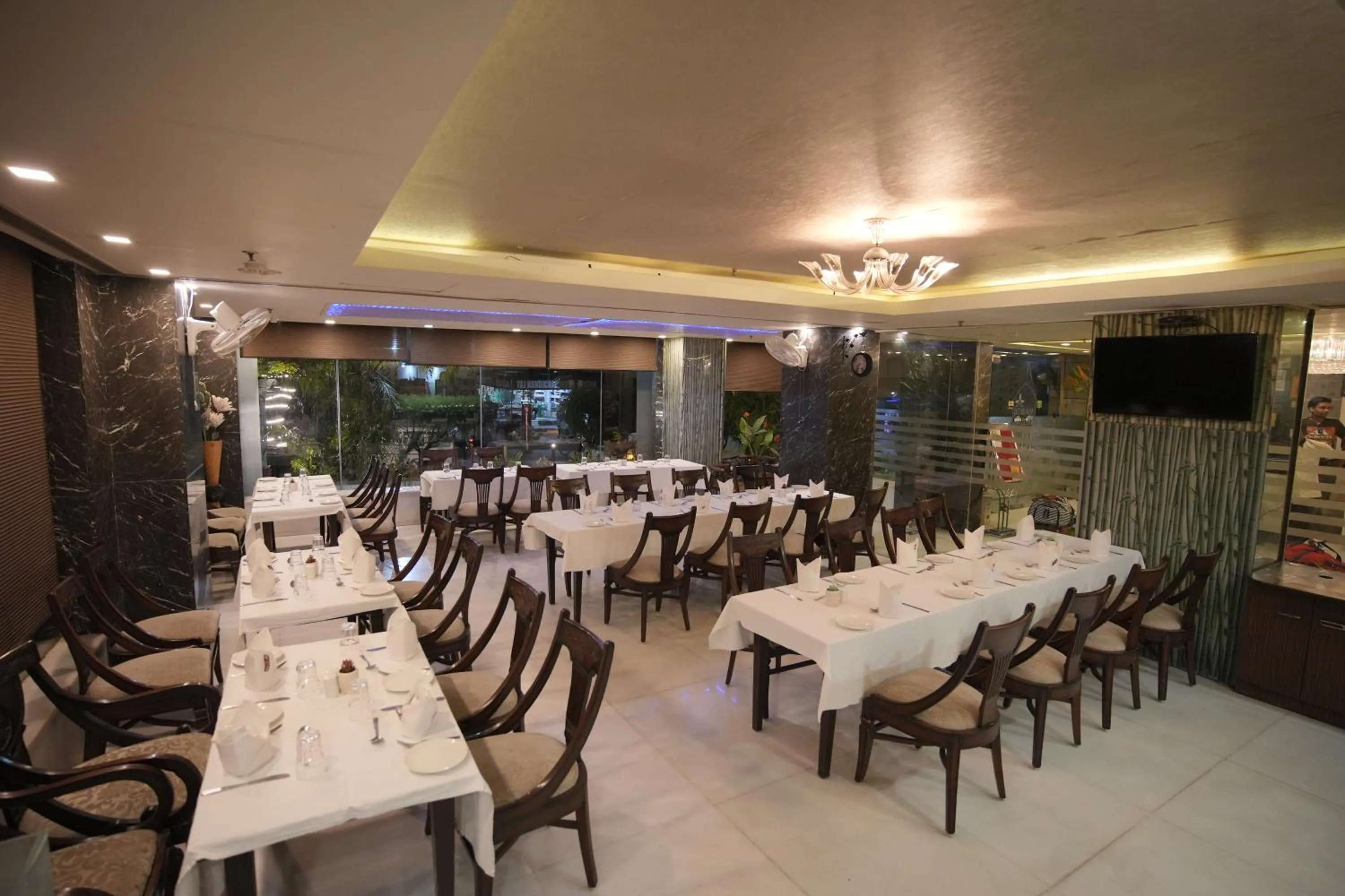 Restaurant/places to eat in Hotel Atulyaa Taj