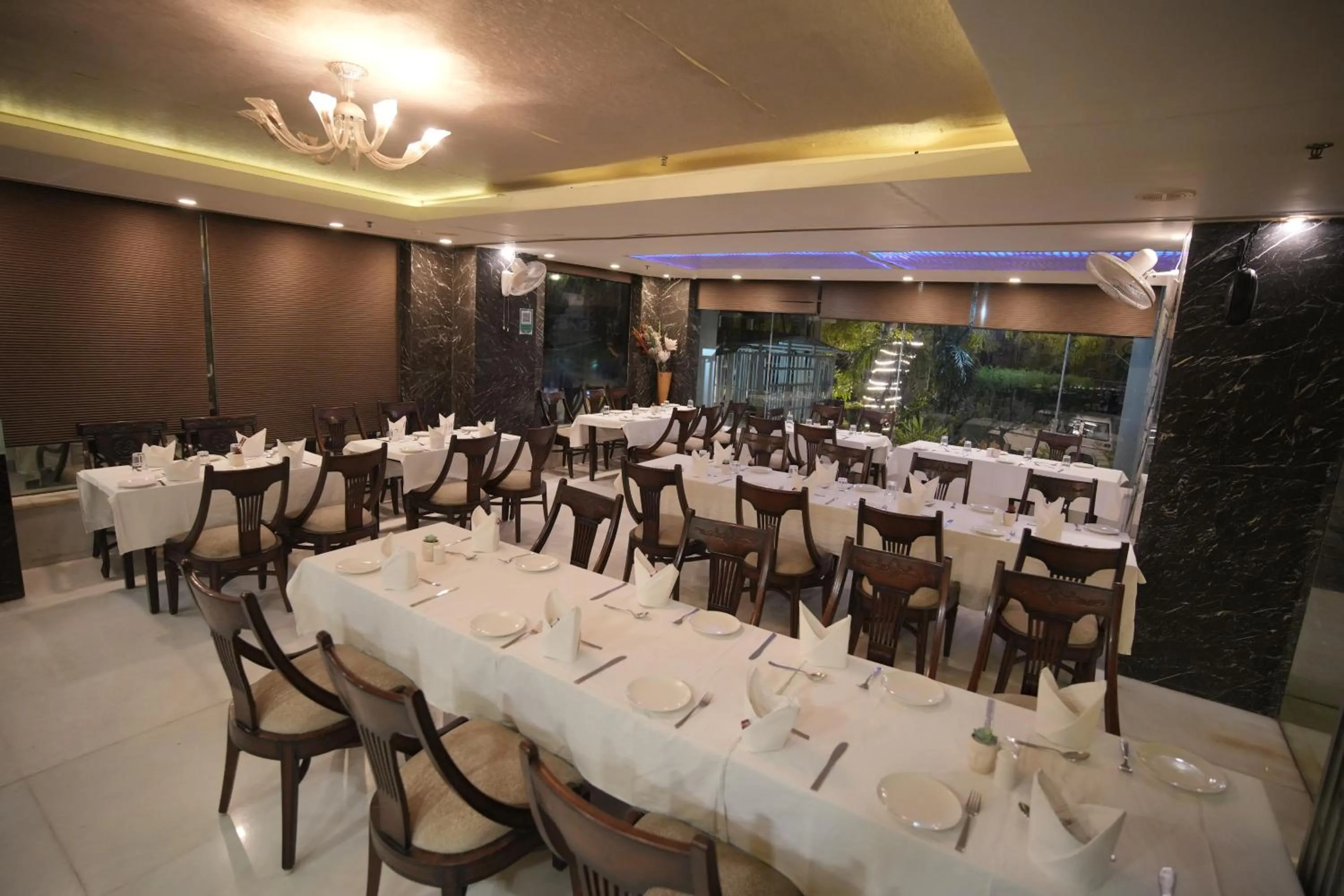 Restaurant/places to eat in Hotel Atulyaa Taj