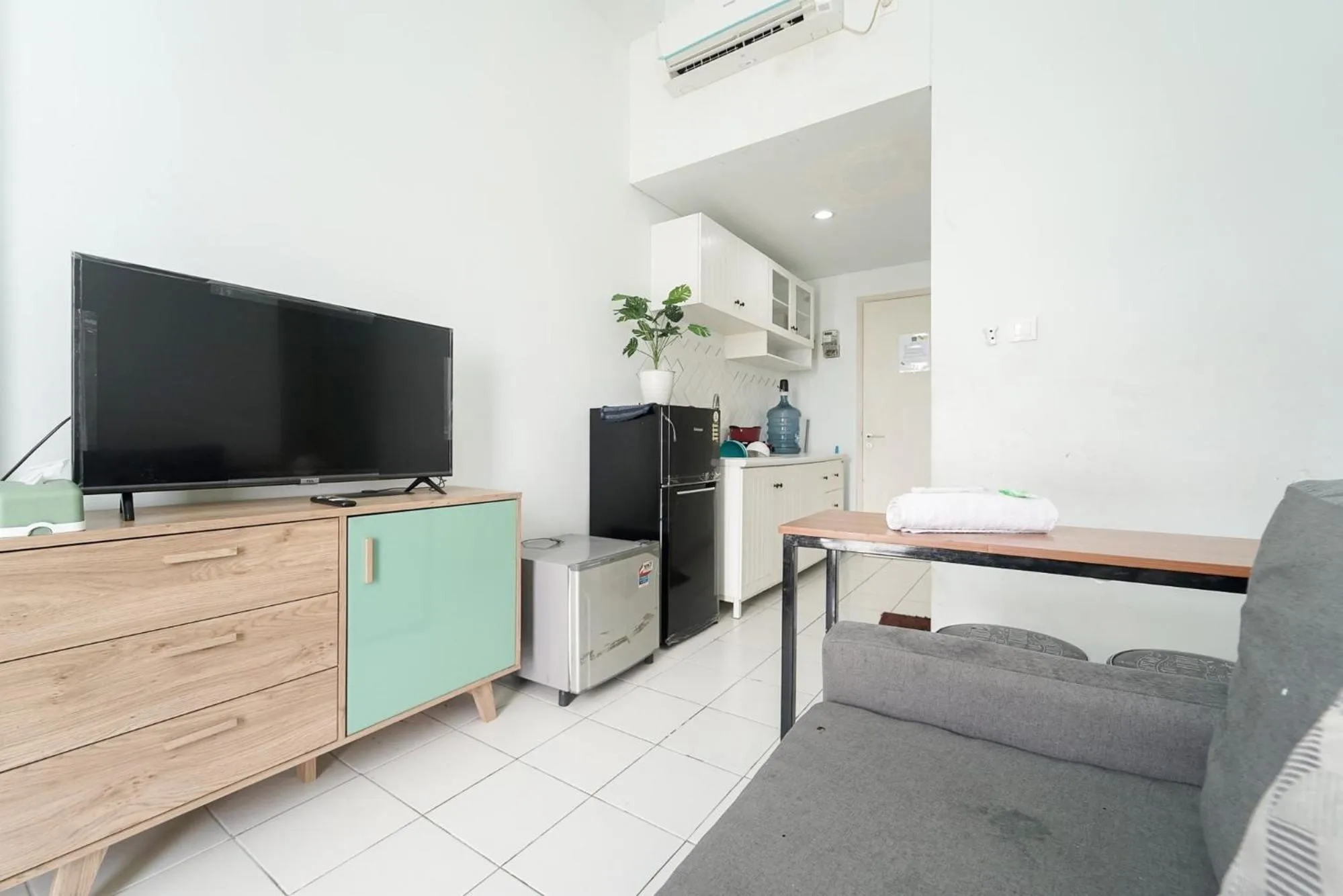 TV and multimedia in RedLiving Apartemen Patra Land Urbano - Happy Rooms Tower Mid-West with Netflix