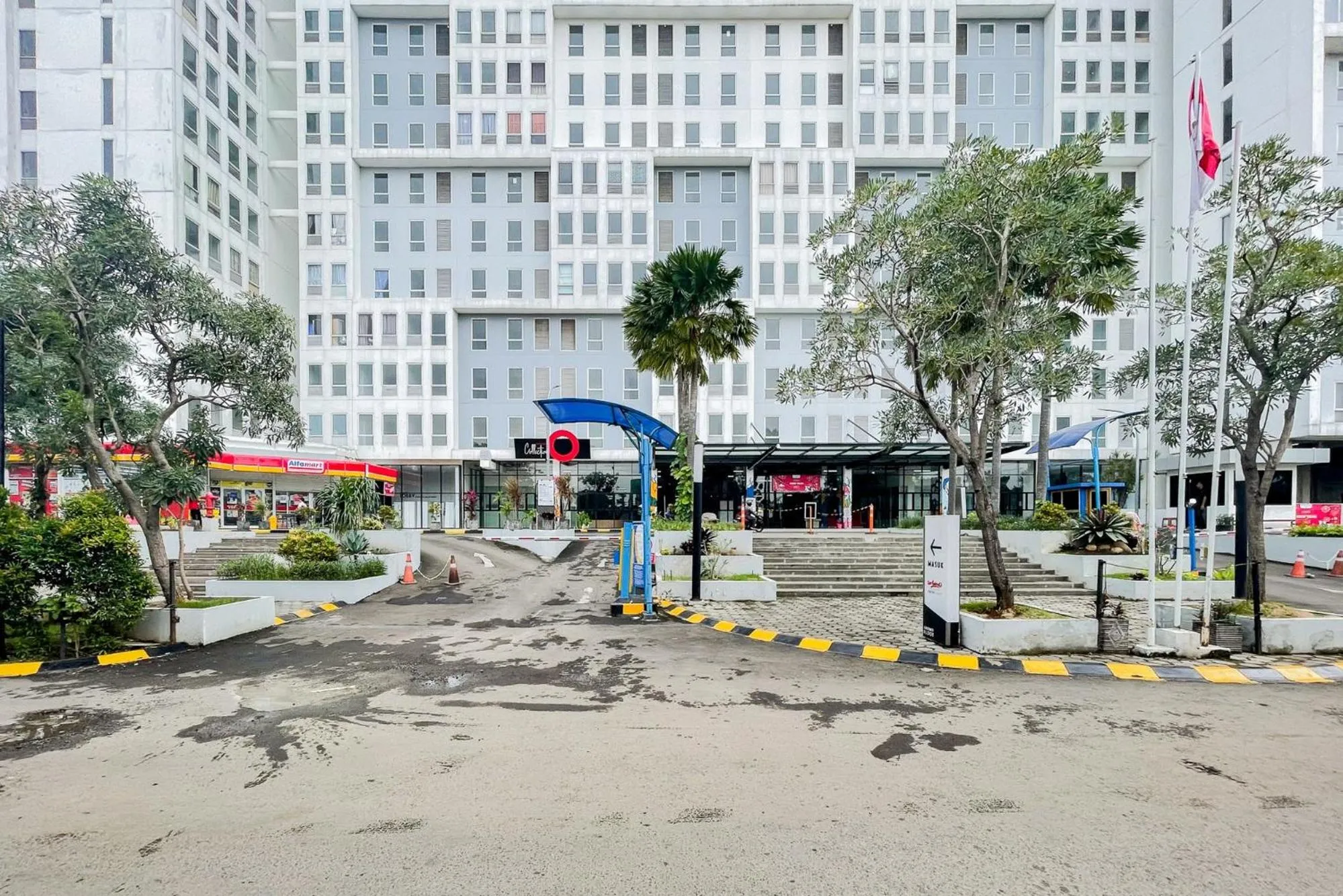 Property building in RedLiving Apartemen Patra Land Urbano - Happy Rooms Tower Mid-West with Netflix