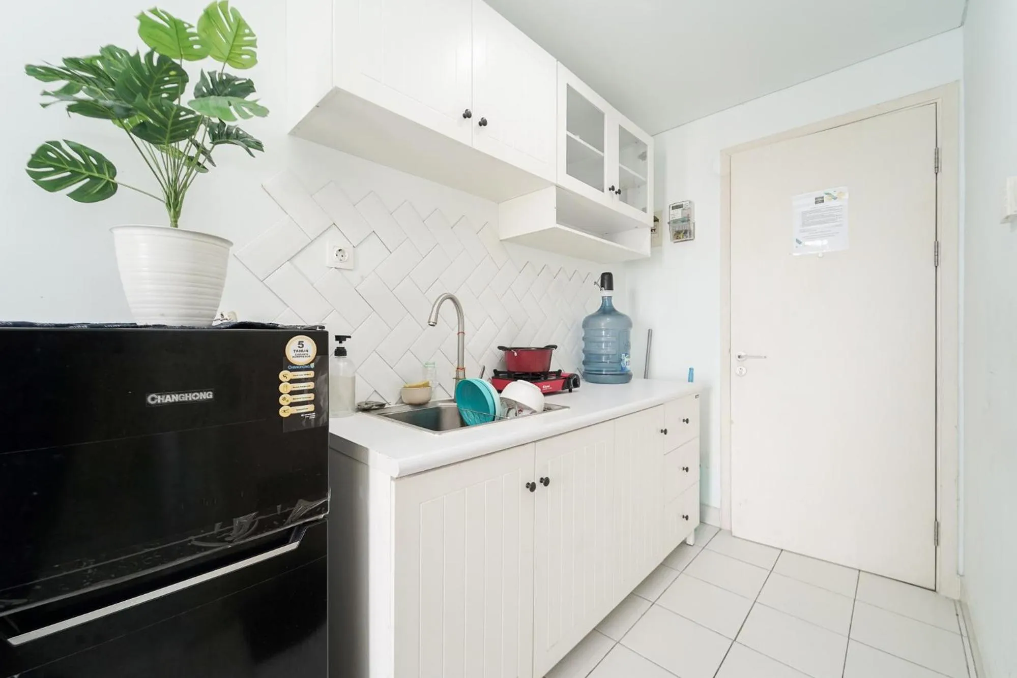 Kitchen or kitchenette in RedLiving Apartemen Patra Land Urbano - Happy Rooms Tower Mid-West with Netflix