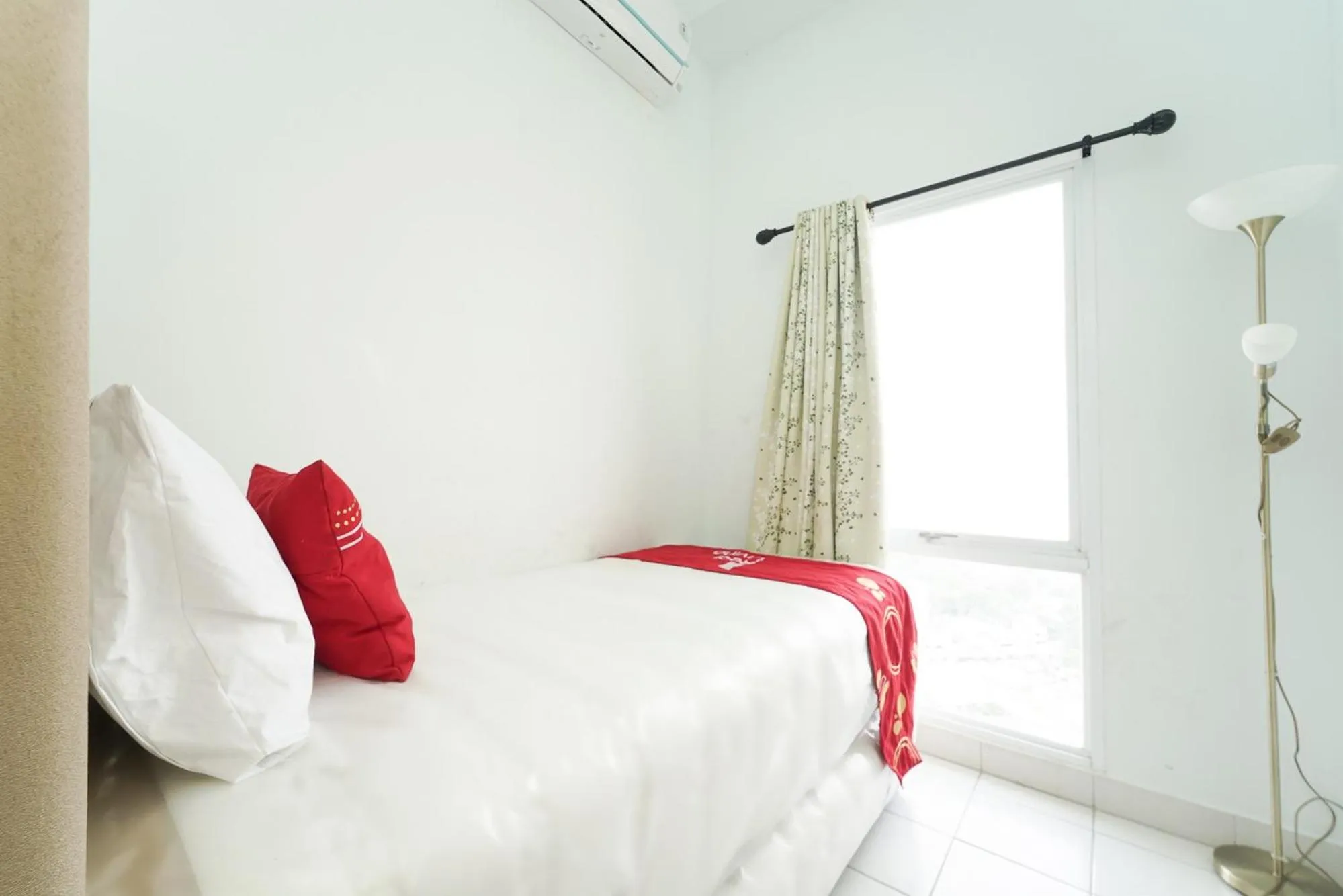 Bed in RedLiving Apartemen Patra Land Urbano - Happy Rooms Tower Mid-West with Netflix