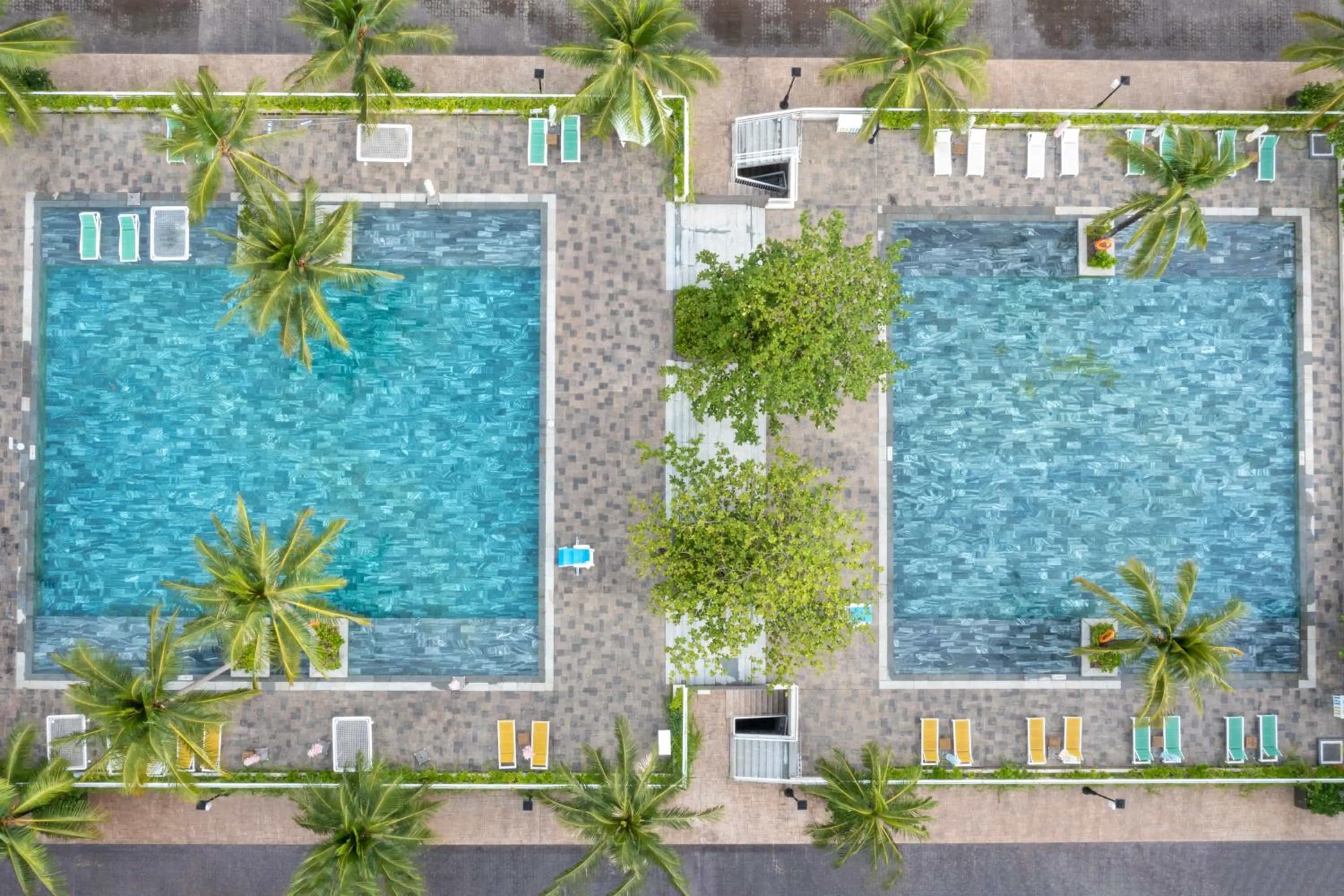 Swimming pool in Golden Dragon Hotel