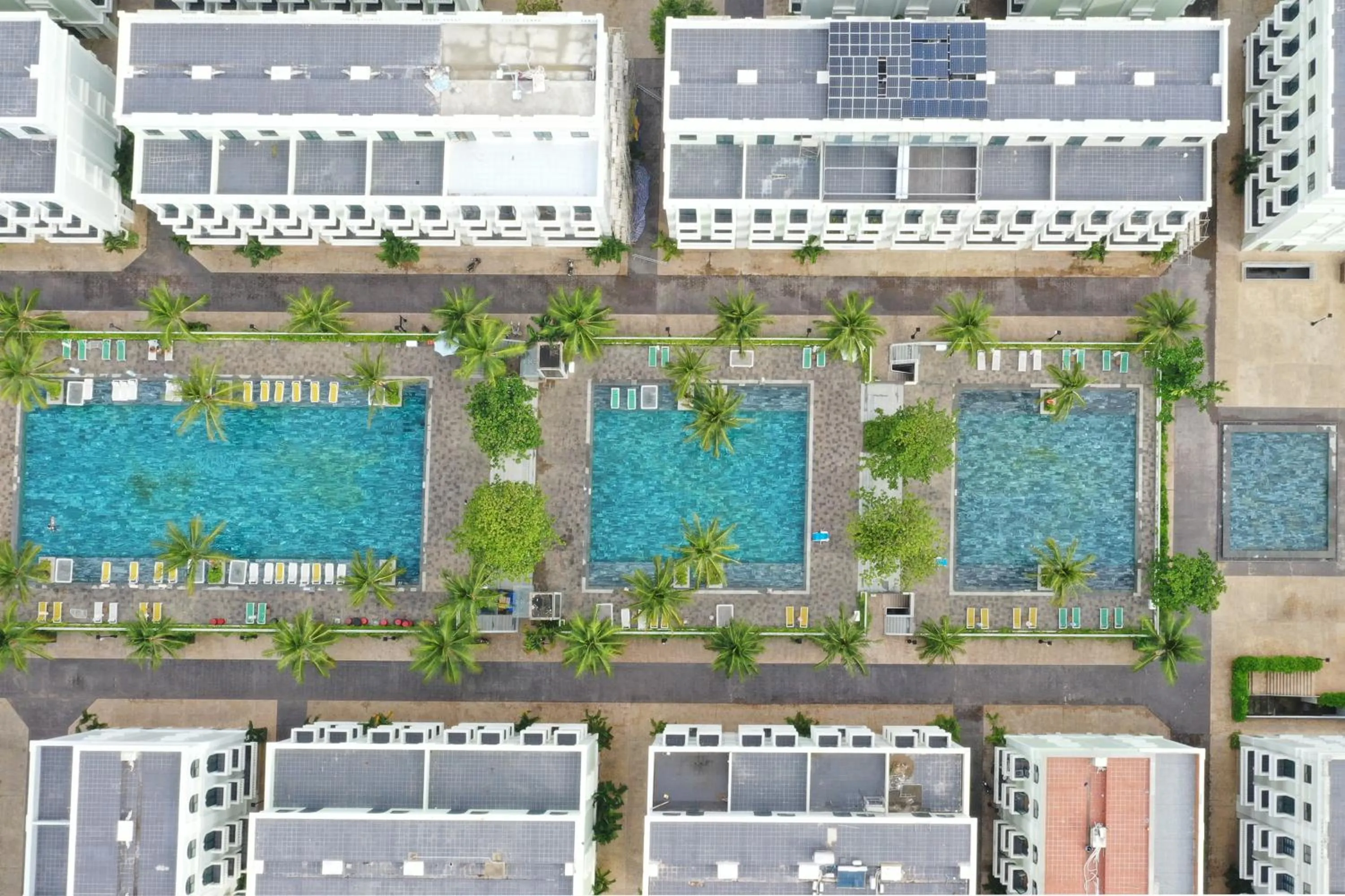 Swimming pool in Golden Dragon Hotel