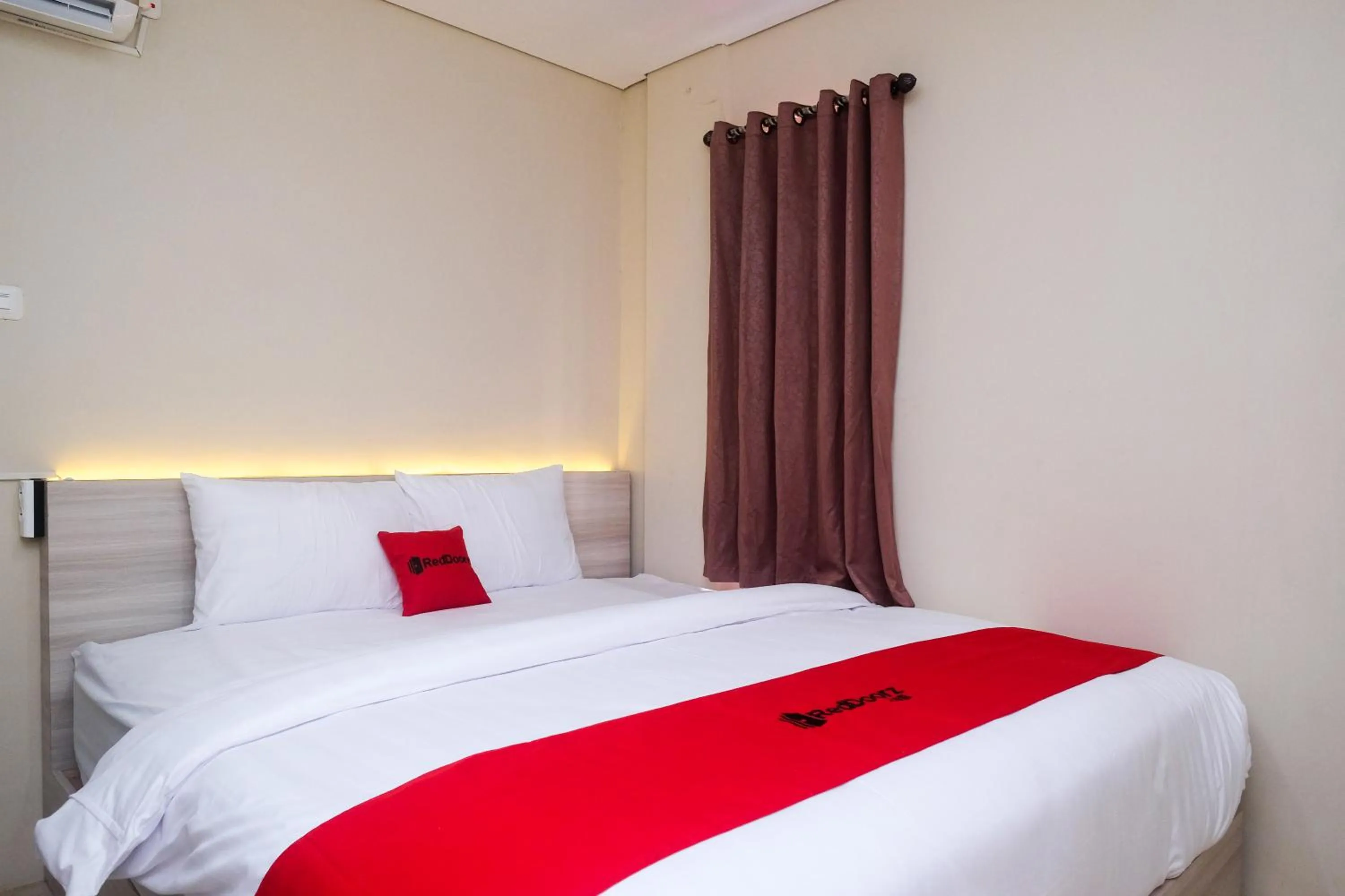 Bedroom, Bed in RedDoorz Plus near RS JIH Solo