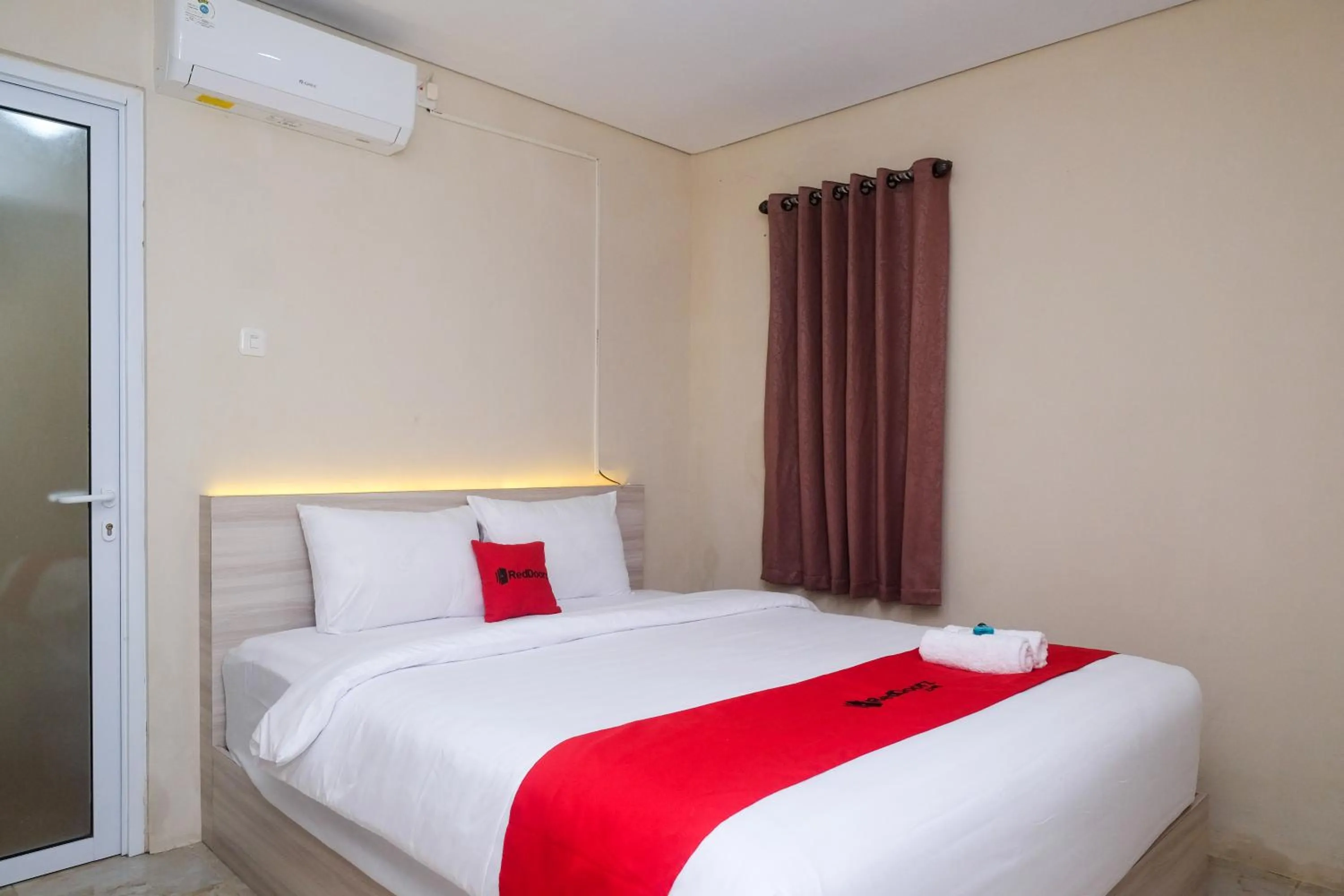 Bedroom, Bed in RedDoorz Plus near RS JIH Solo