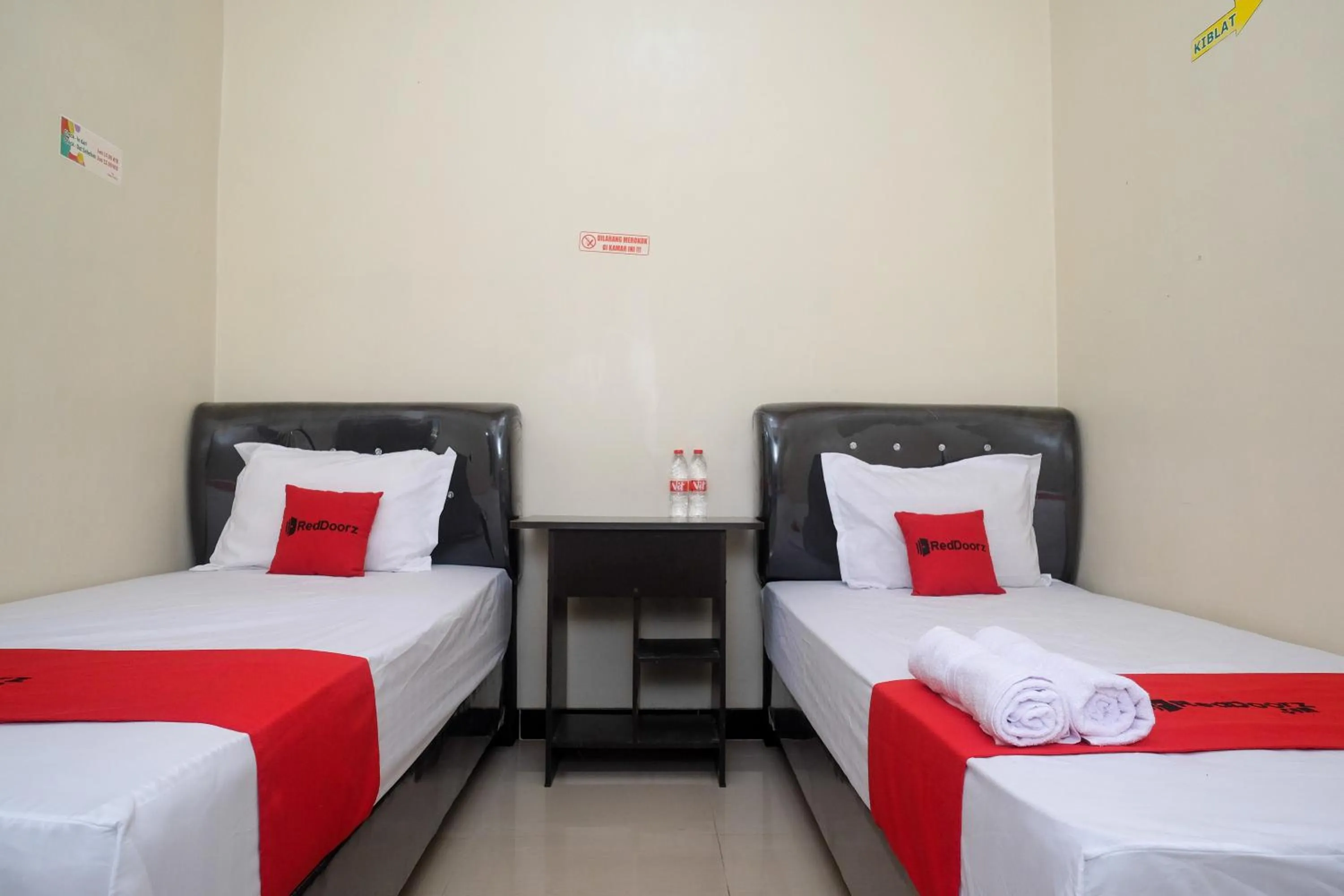 Bedroom, Bed in RedDoorz Syariah near Exit Toll Palur
