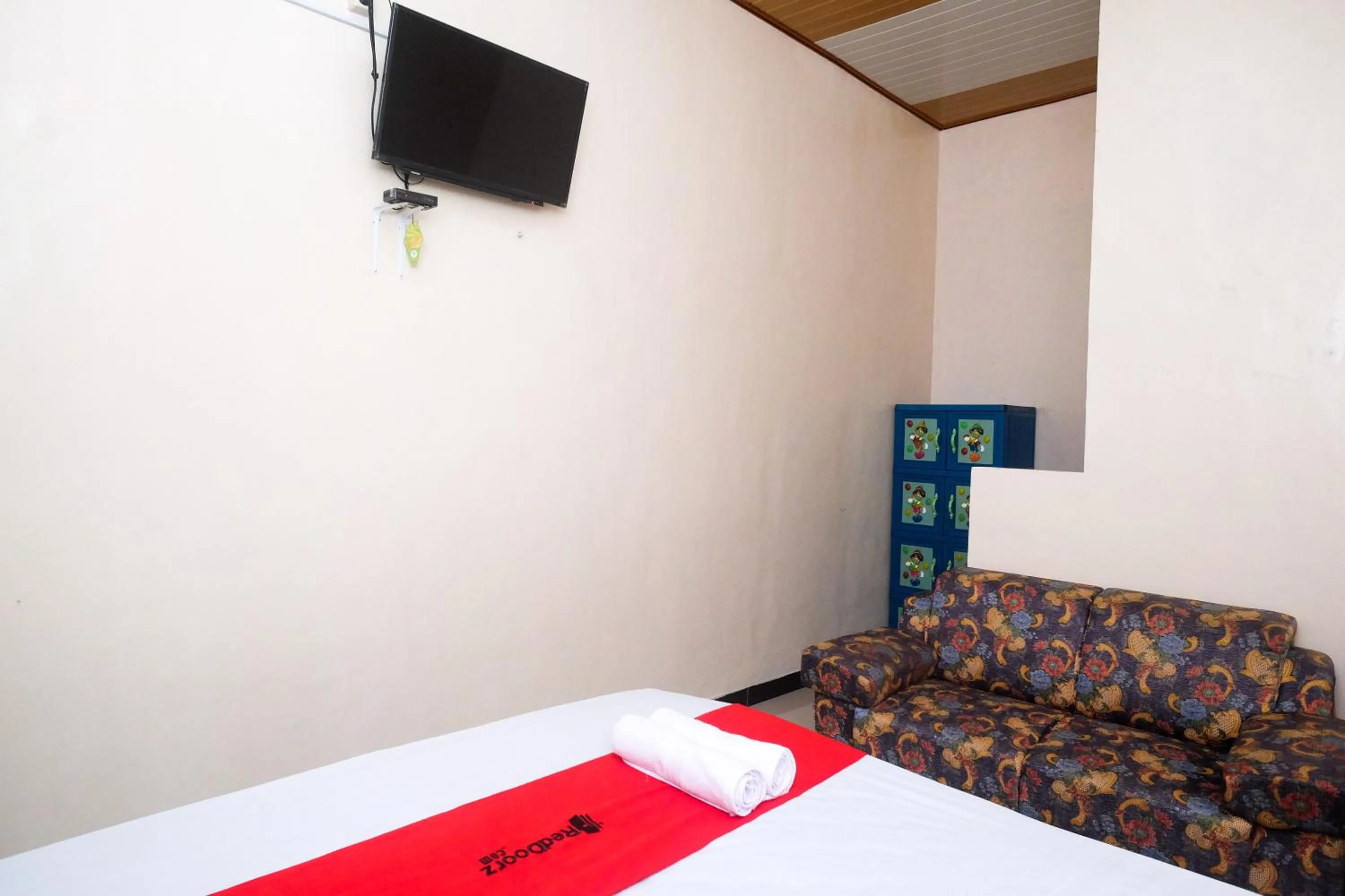 Bedroom, Bed in RedDoorz Syariah near Exit Toll Palur