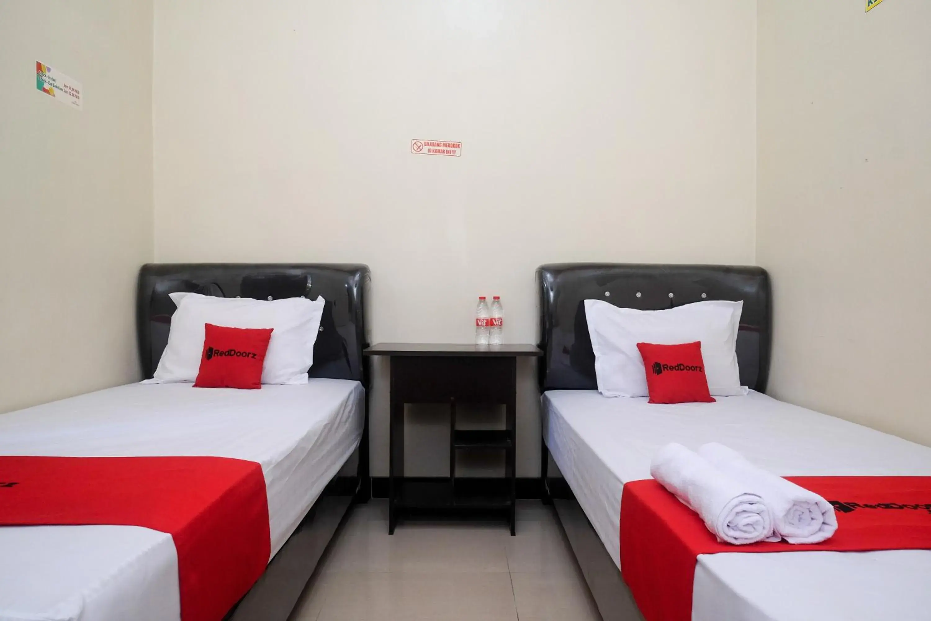 Standard Twin Room in RedDoorz Syariah near Exit Toll Palur Standard Twin Room in RedDoorz Syariah near Exit Toll Palur