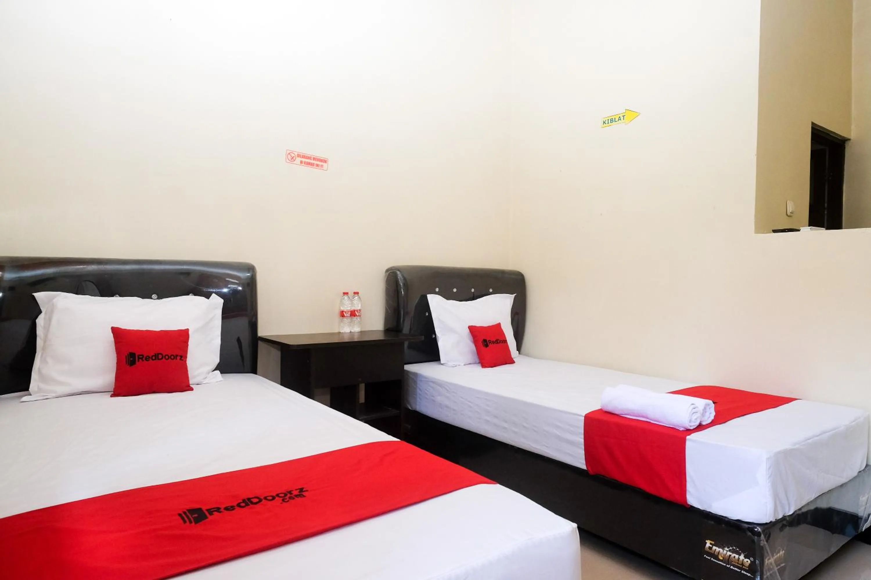 Bedroom, Bed in RedDoorz Syariah near Exit Toll Palur