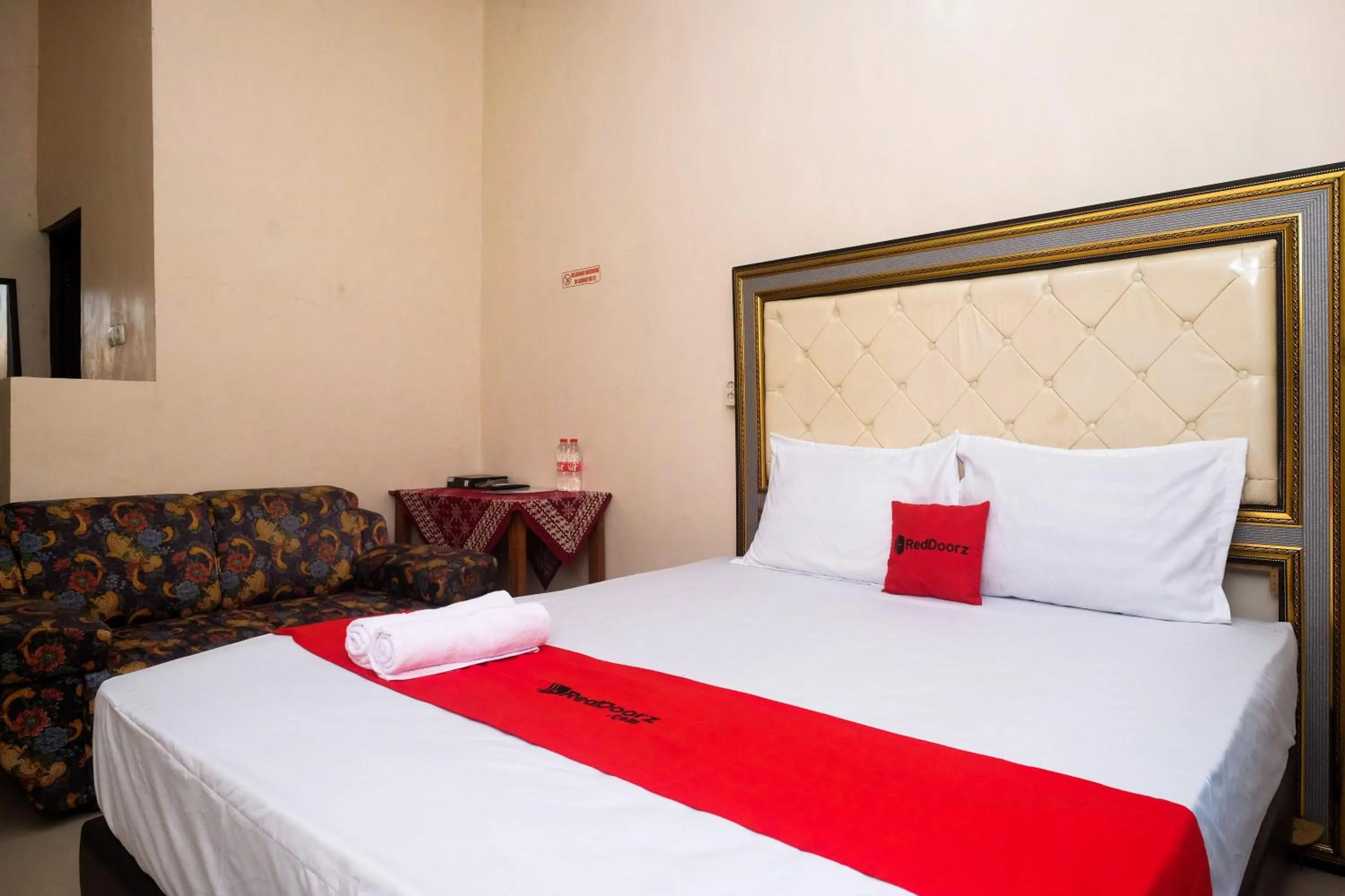 Bedroom, Bed in RedDoorz Syariah near Exit Toll Palur