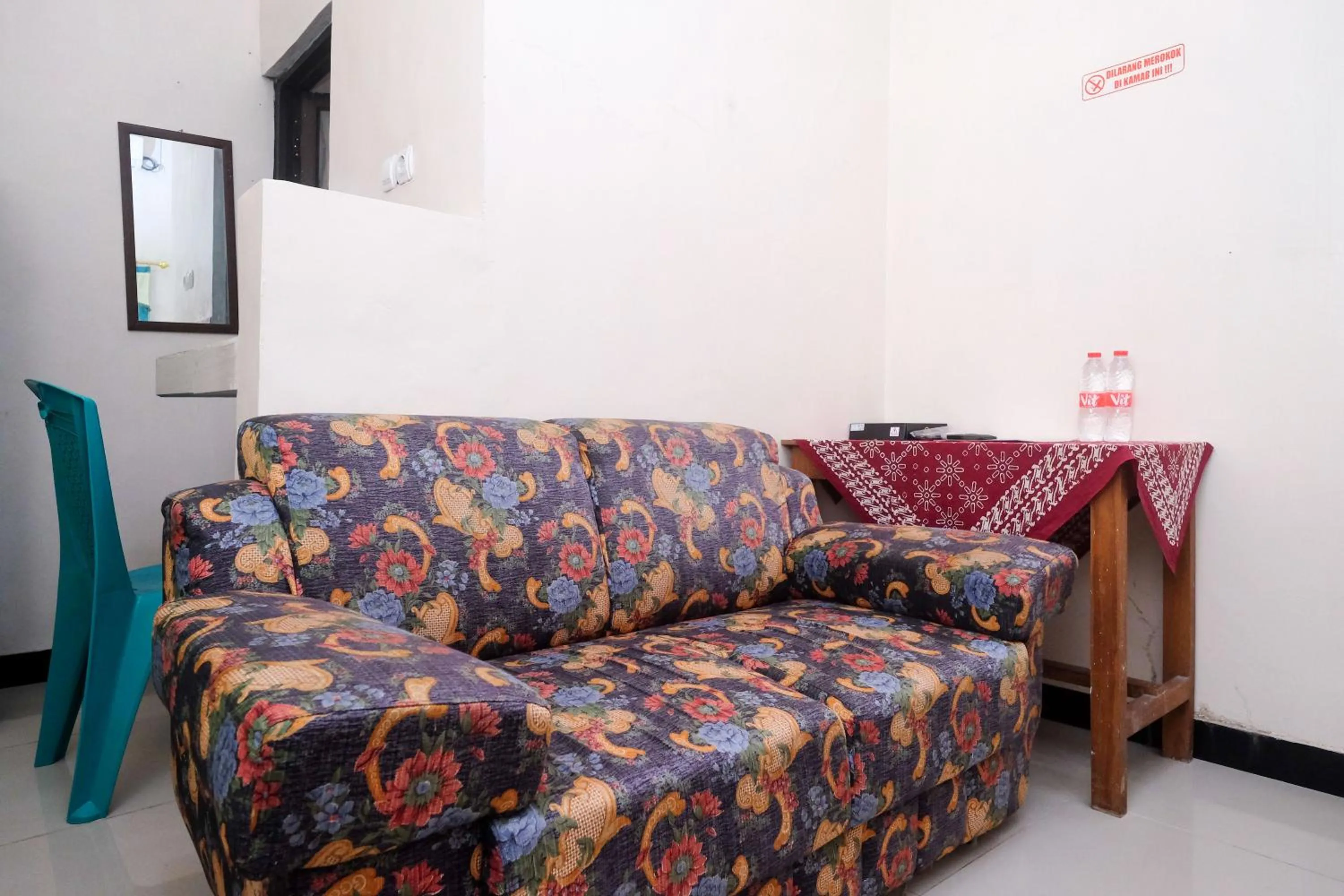 Seating area in RedDoorz Syariah near Exit Toll Palur