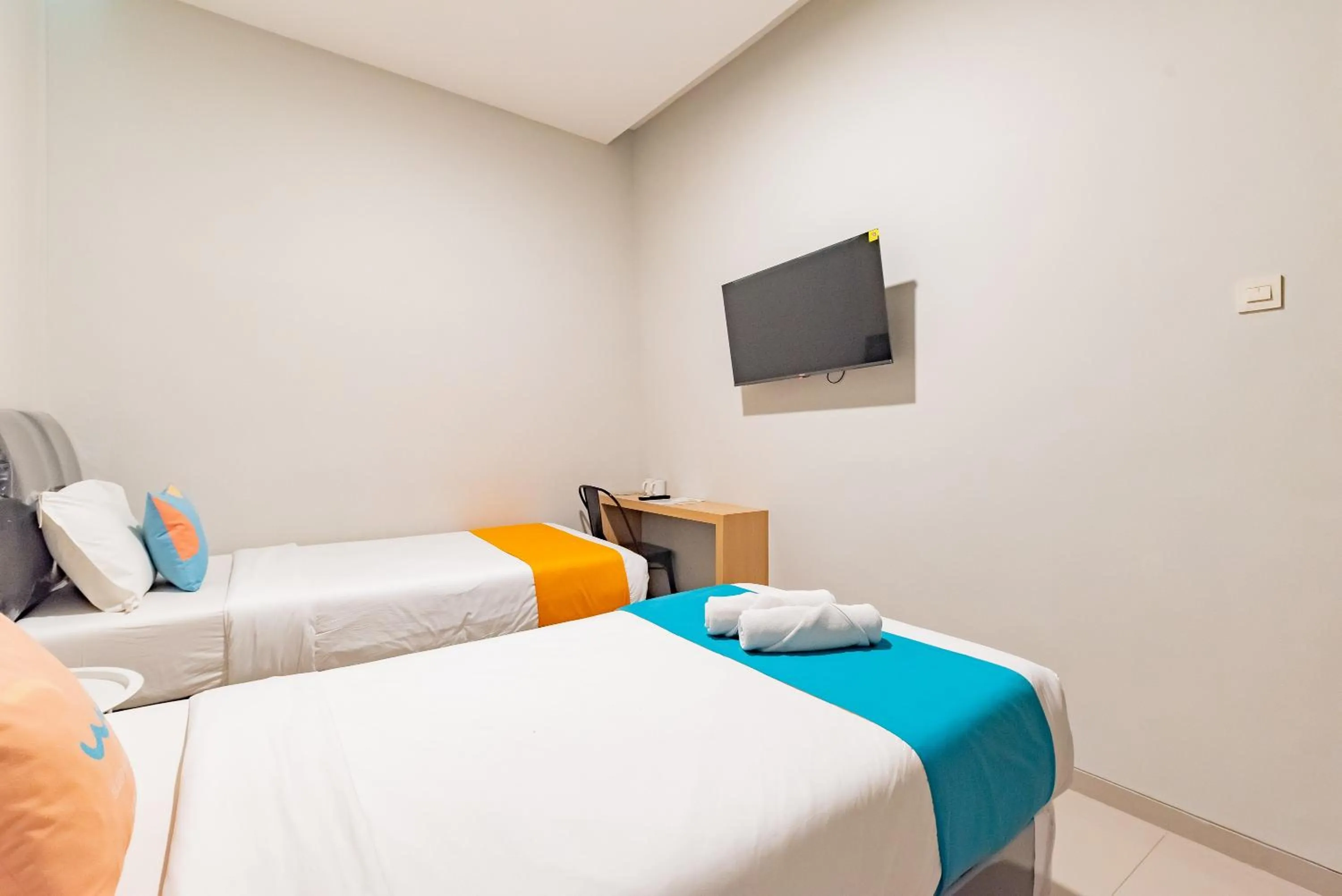 Bedroom, Bed in Sans Hotel Bobosini Malang by RedDoorz