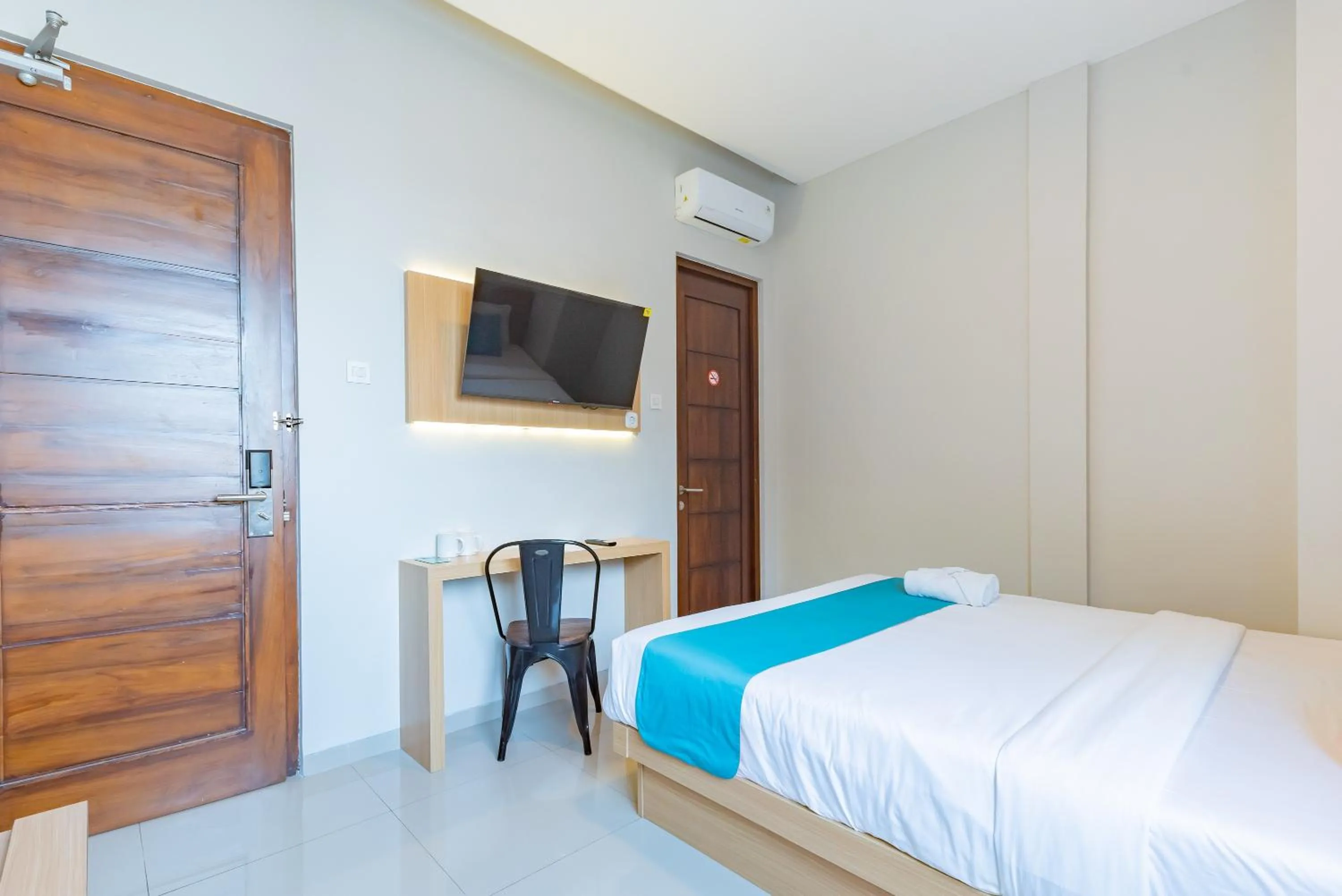 Bedroom, Bed in Sans Hotel Bobosini Malang by RedDoorz