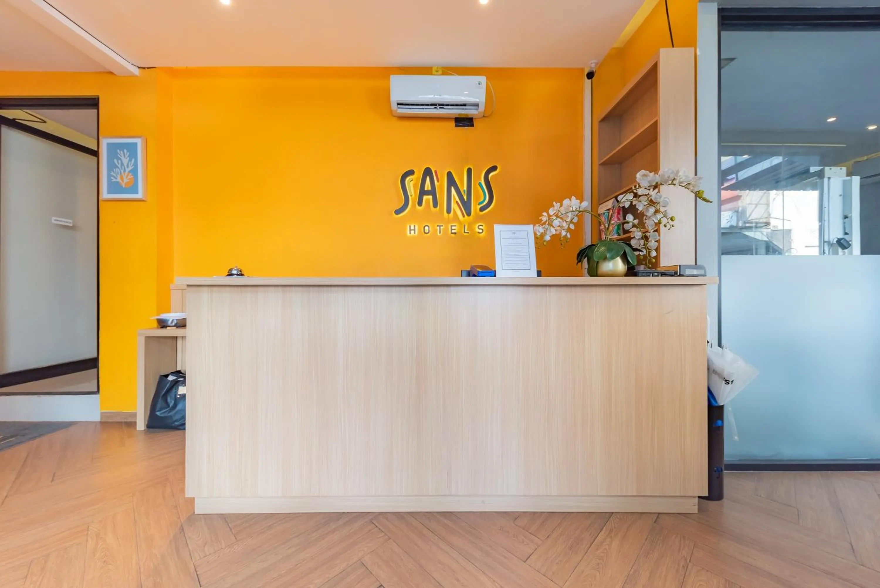 Lobby or reception in Sans Hotel Bobosini Malang by RedDoorz