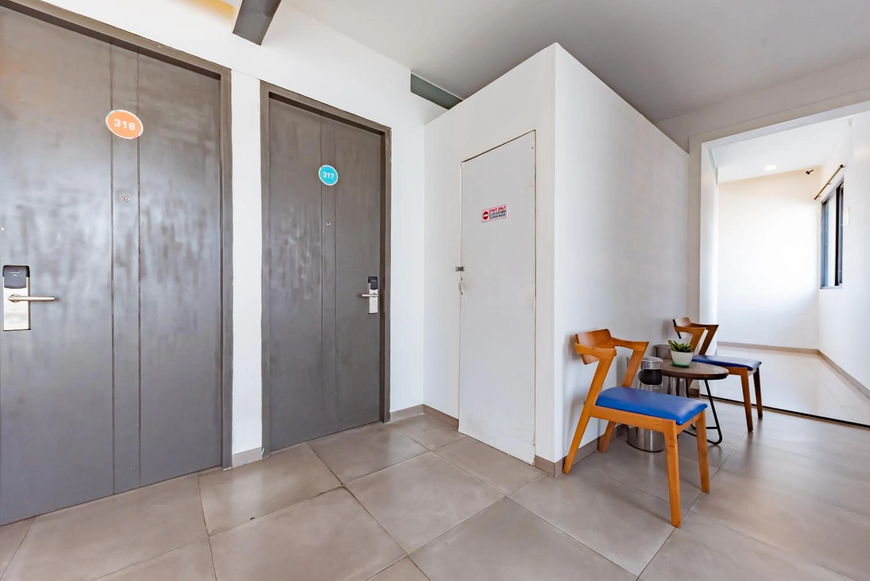 Seating area in Sans Hotel Bobosini Malang by RedDoorz