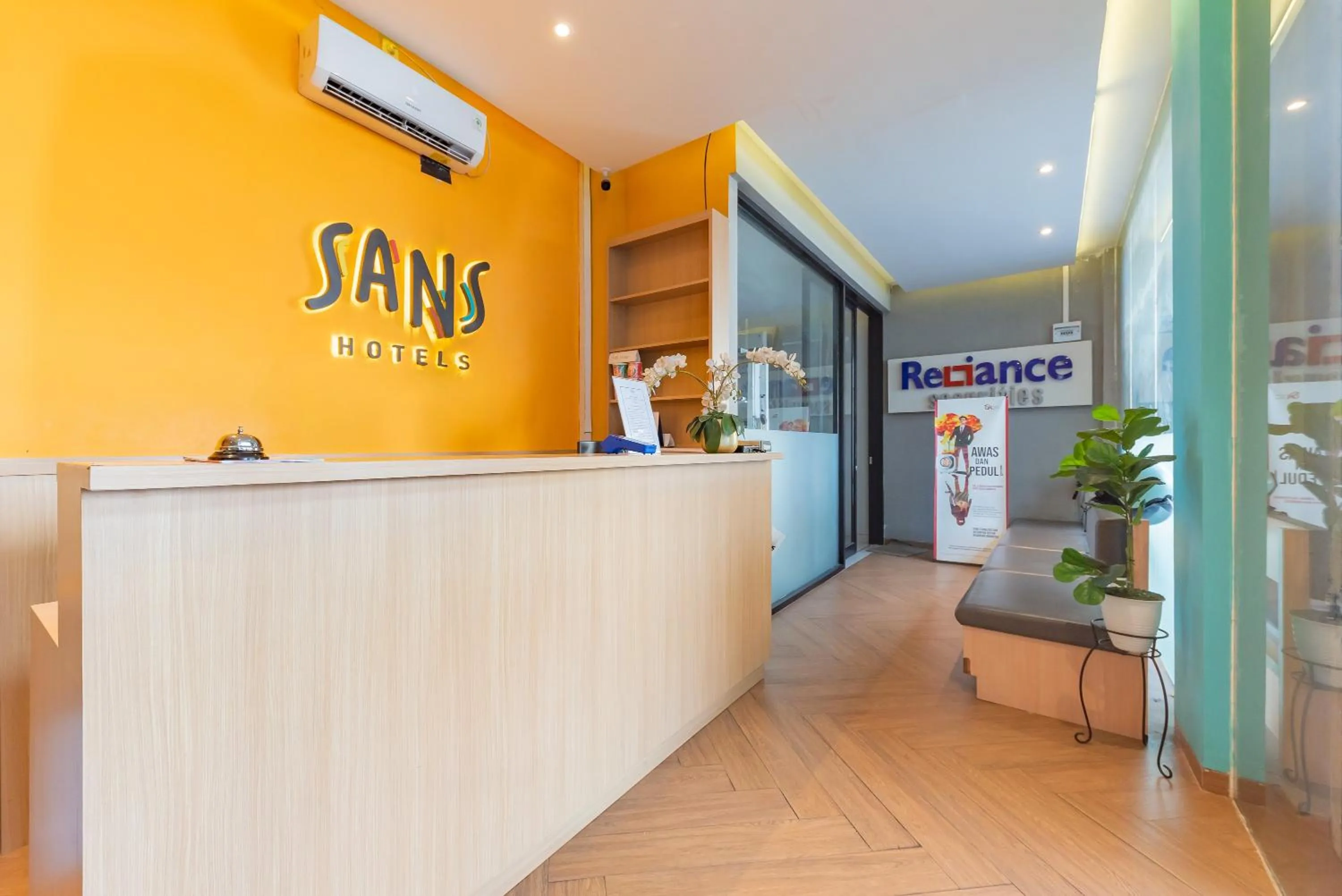 Lobby or reception in Sans Hotel Bobosini Malang by RedDoorz