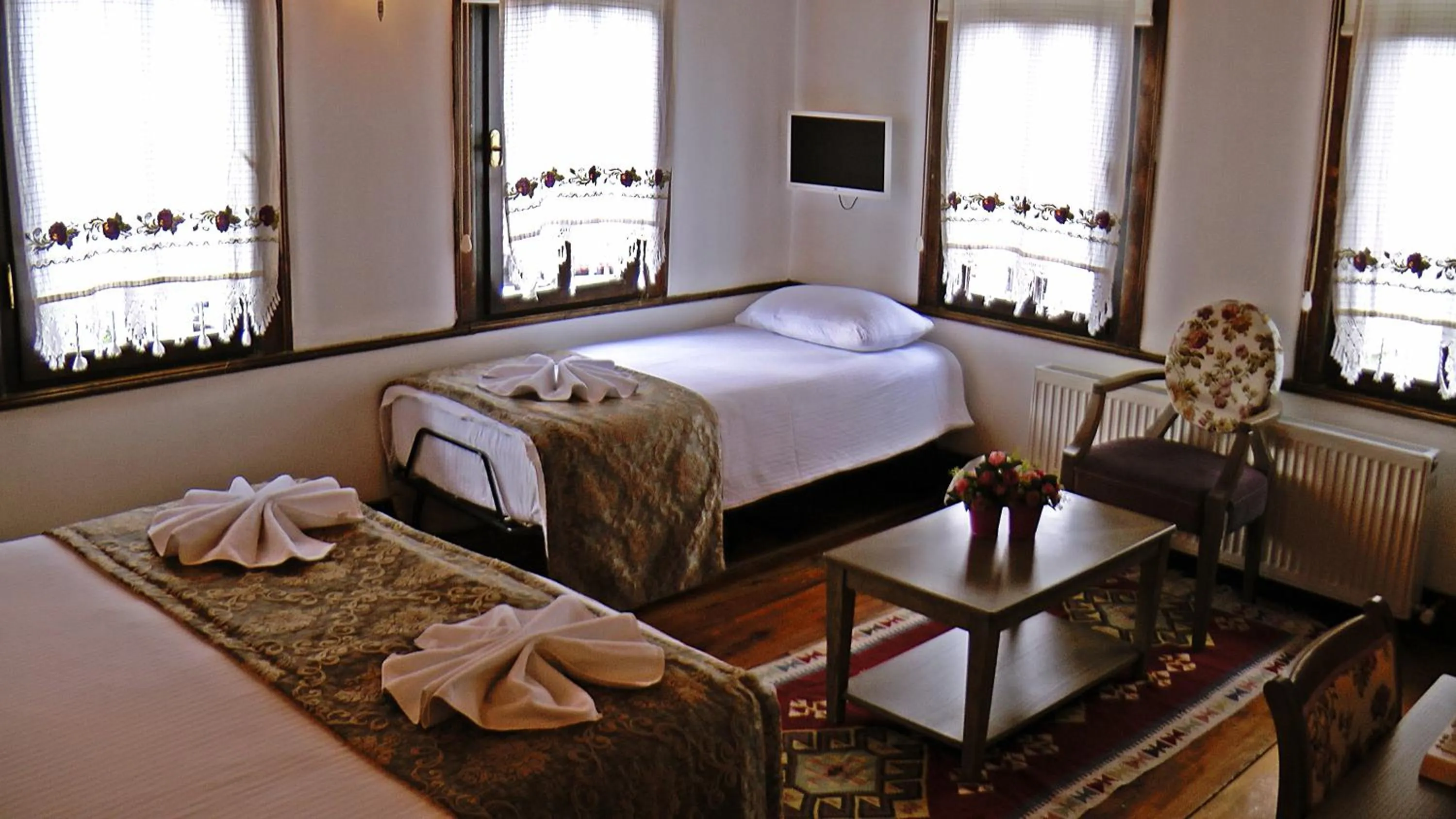 Photo of the whole room, Bed in Kadıoğlu Konağı