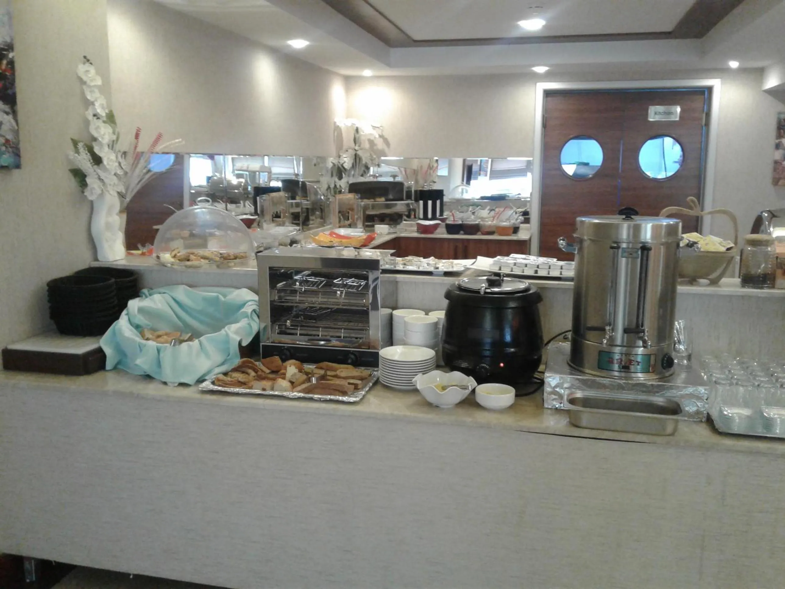 Restaurant/places to eat in Norton Hotel