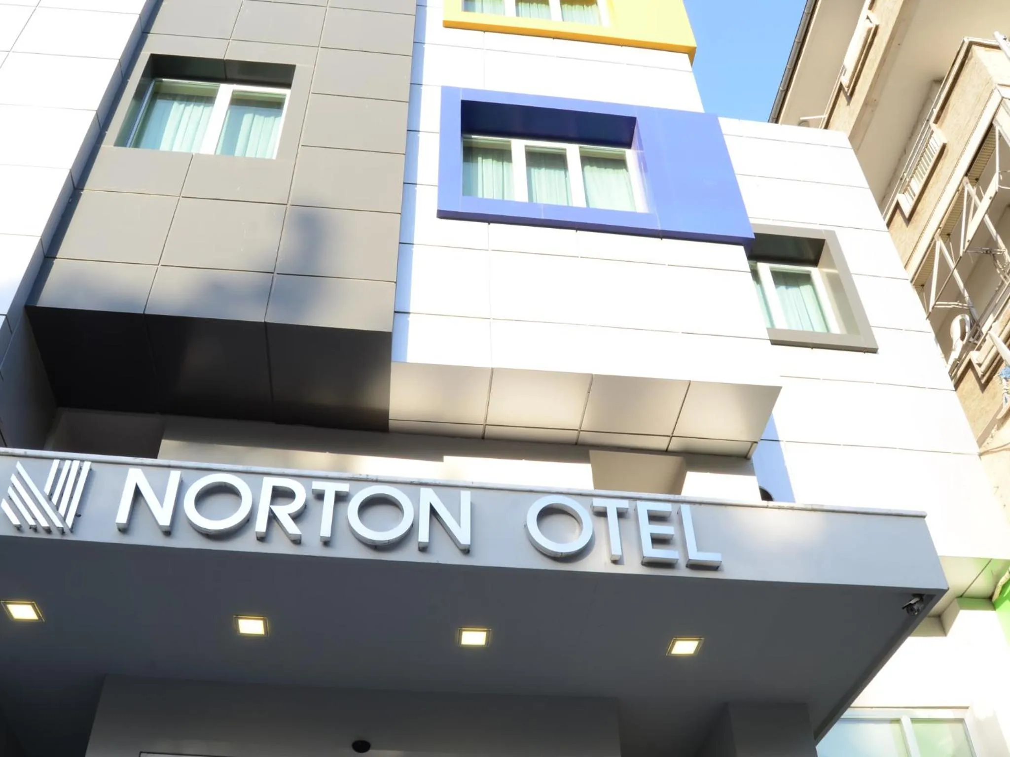 Facade/entrance in Norton Hotel