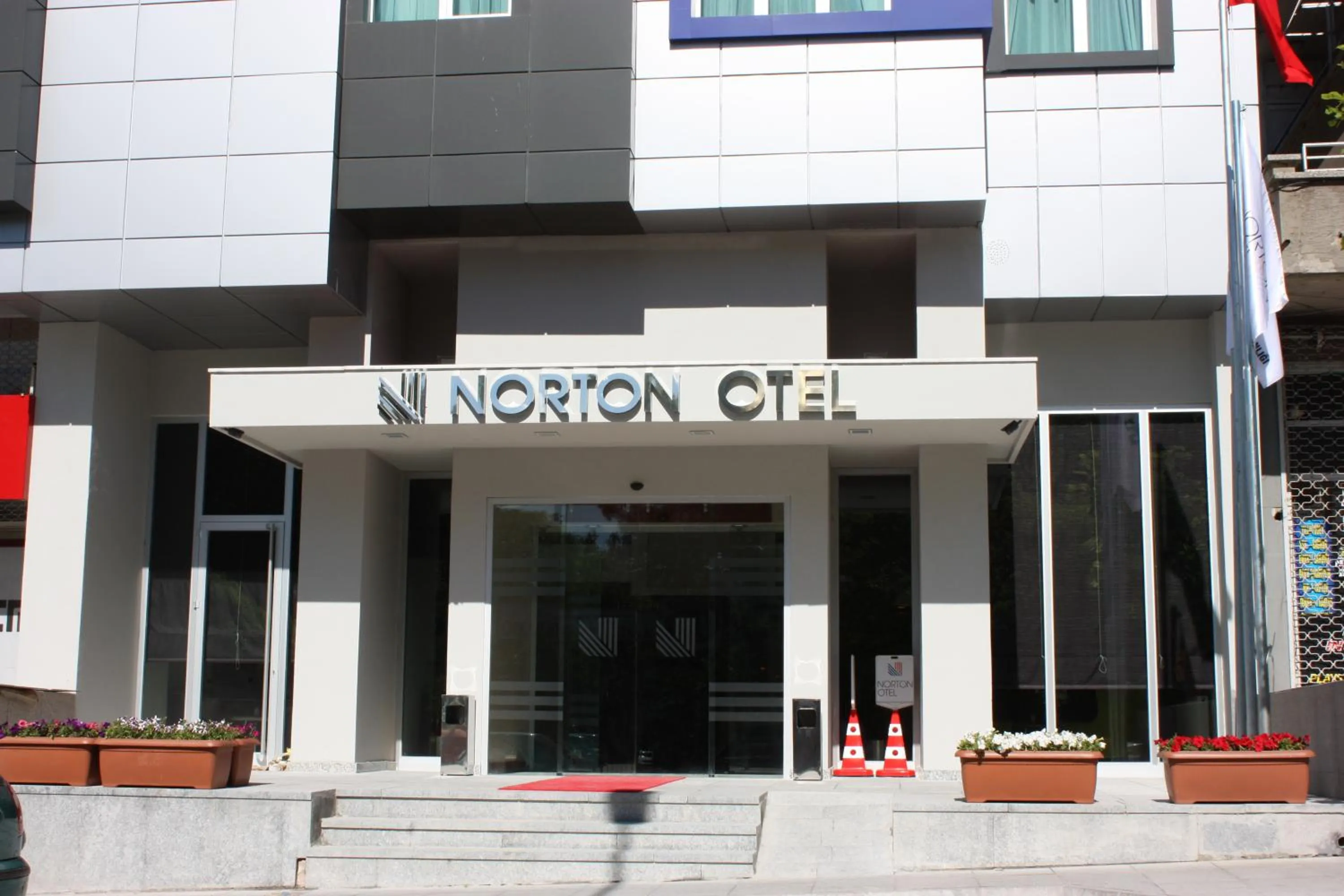Facade/entrance in Norton Hotel