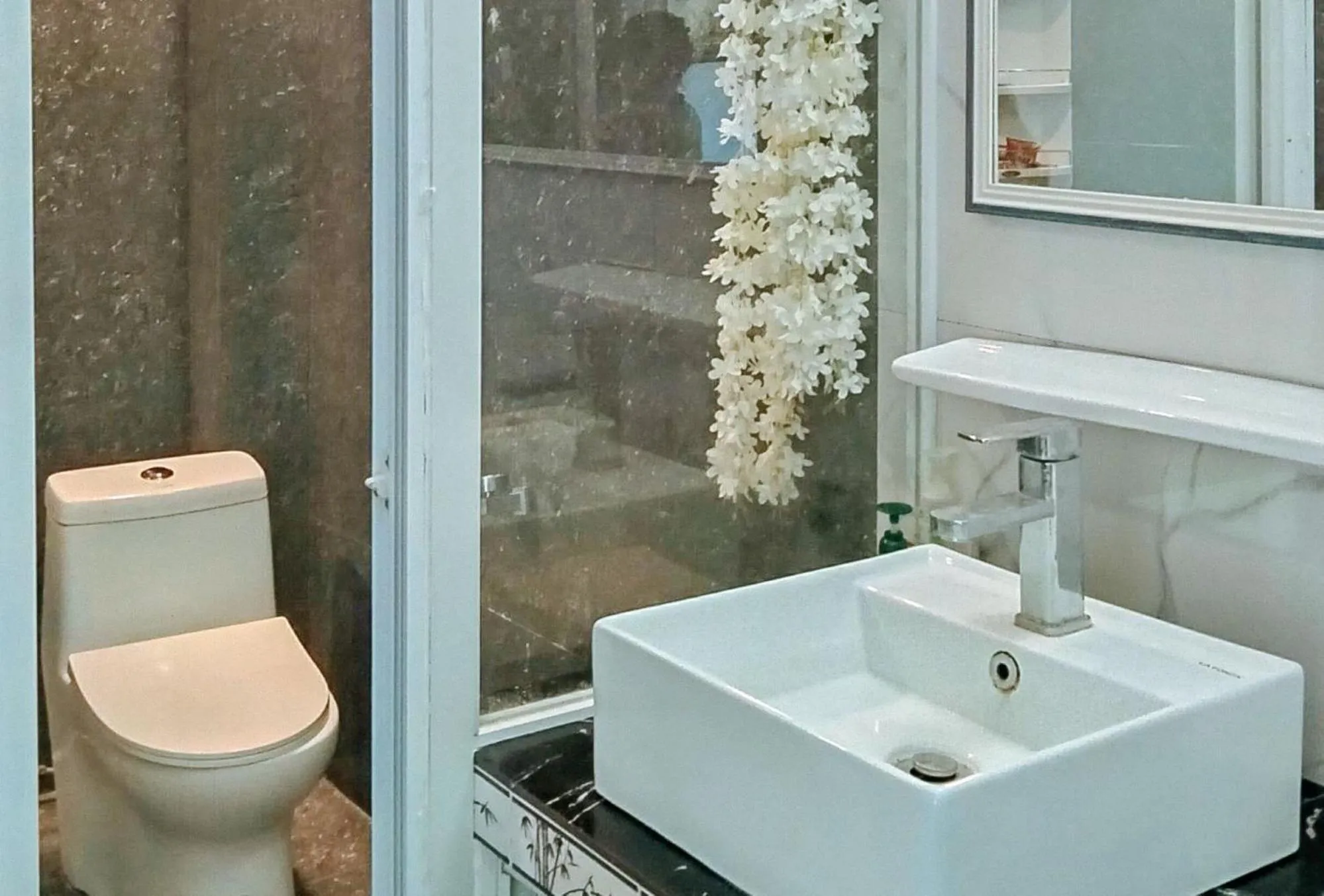 Toilet in KrizLion Hotel