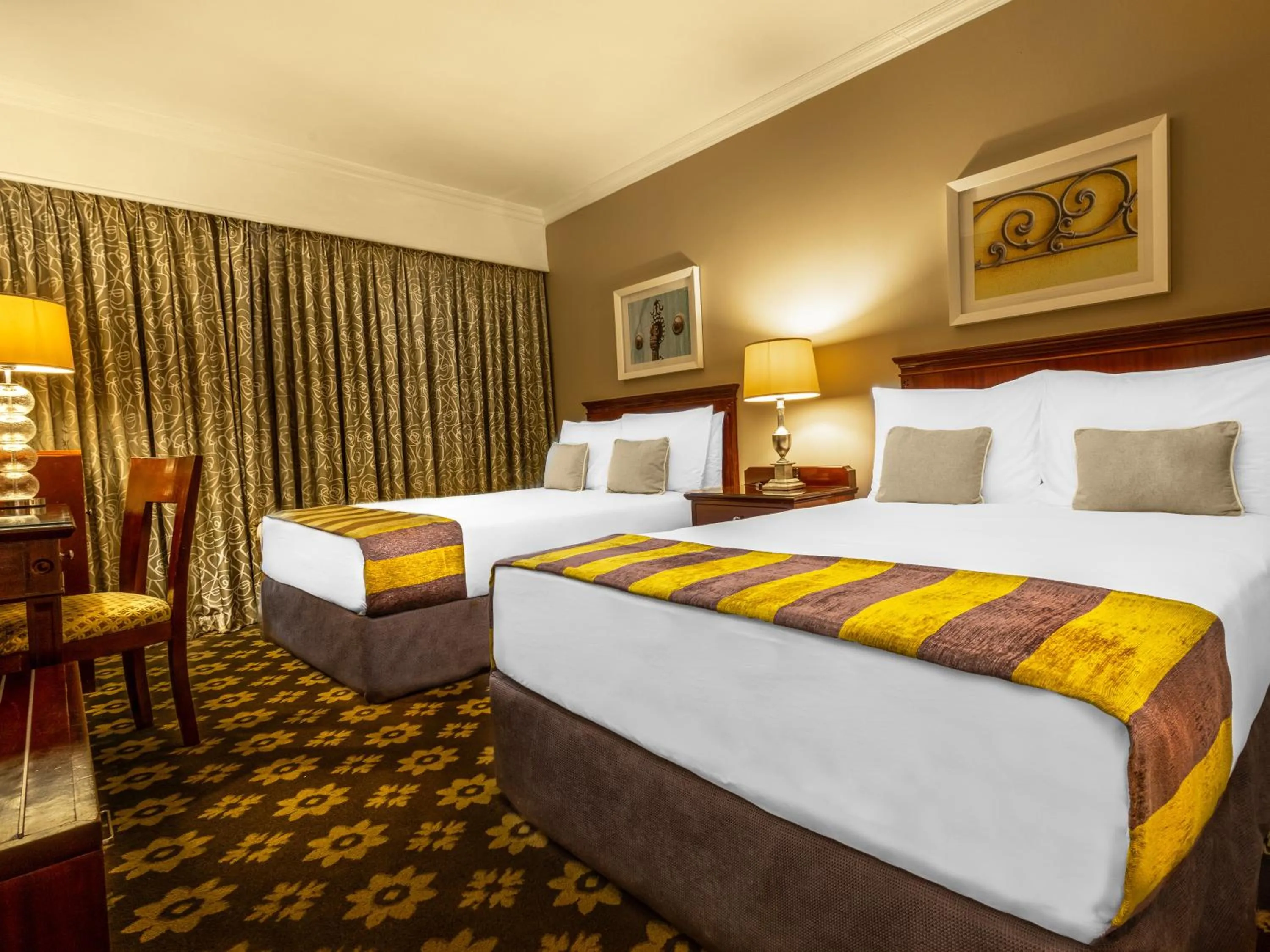 Bedroom, Bed in Hemingways Hotel