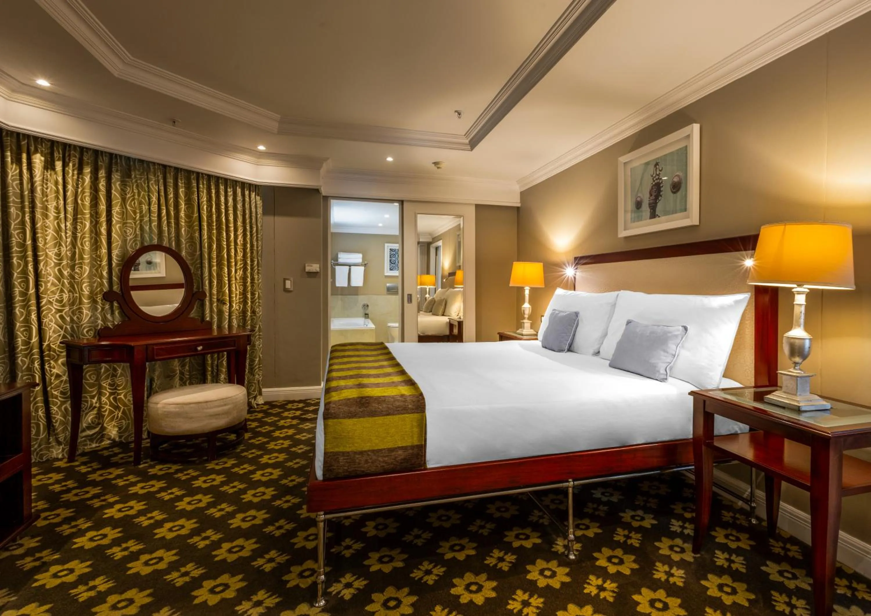 Bedroom, Bed in Hemingways Hotel