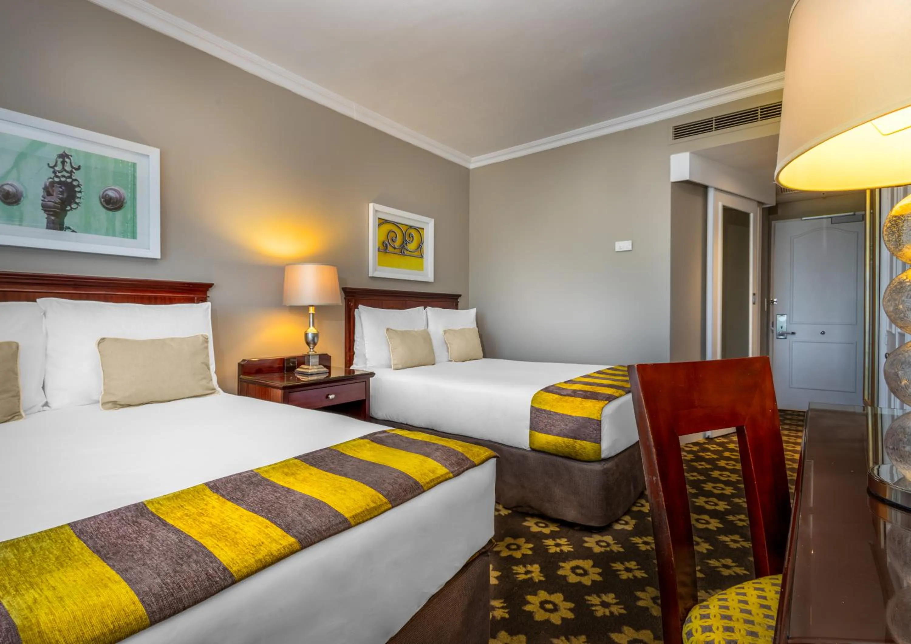 Bedroom, Bed in Hemingways Hotel