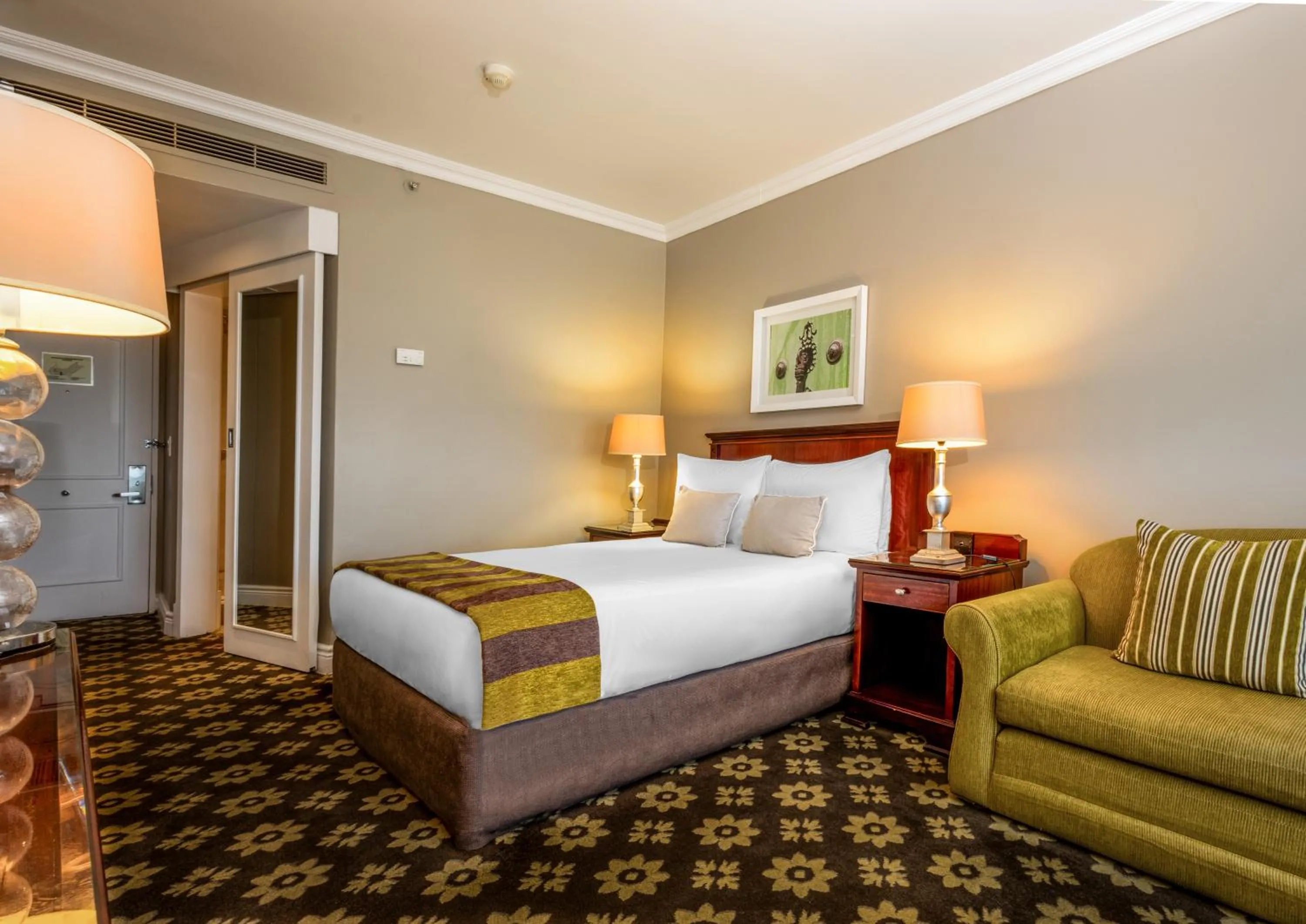 Bedroom, Bed in Hemingways Hotel