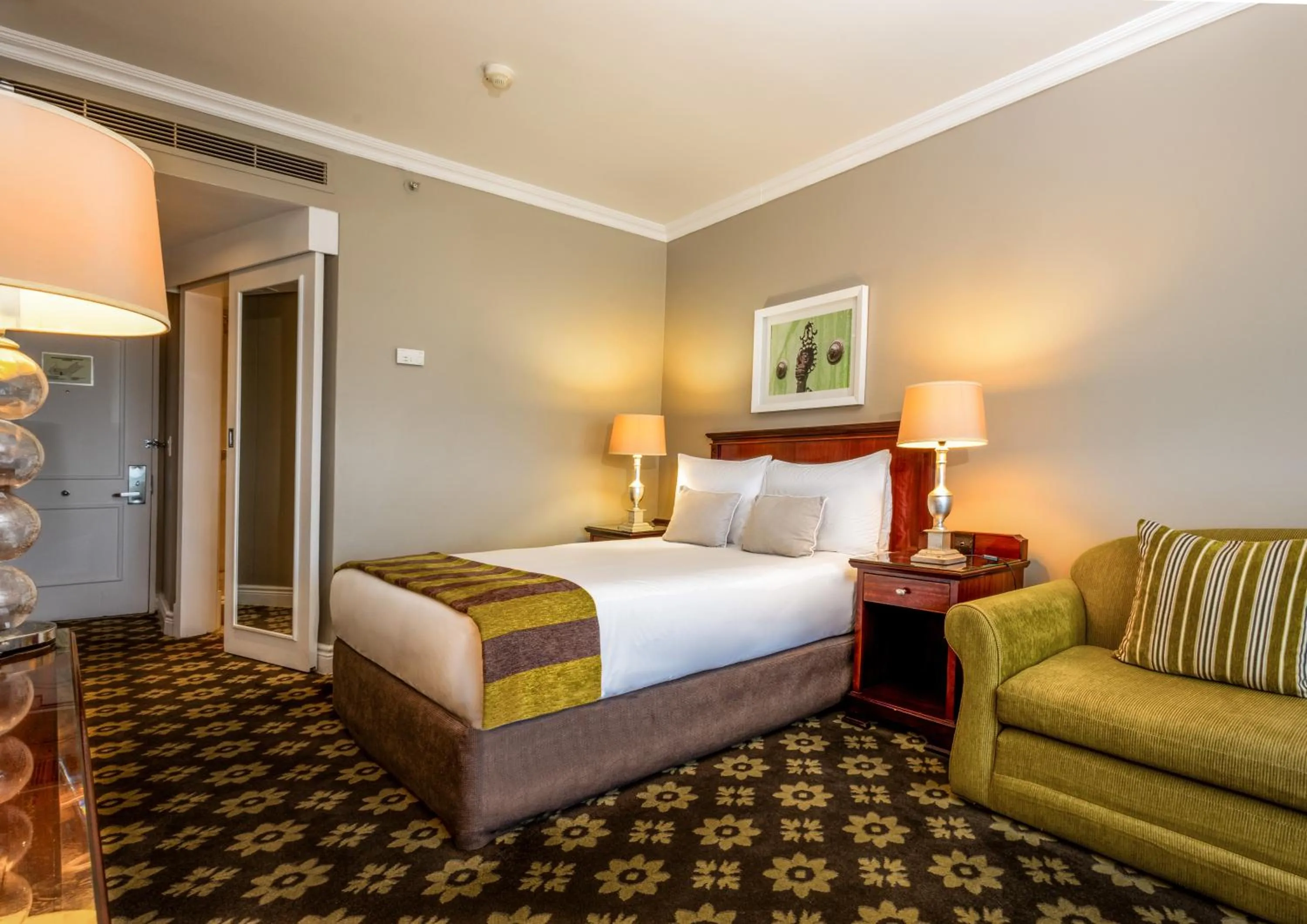 Bedroom, Bed in Hemingways Hotel