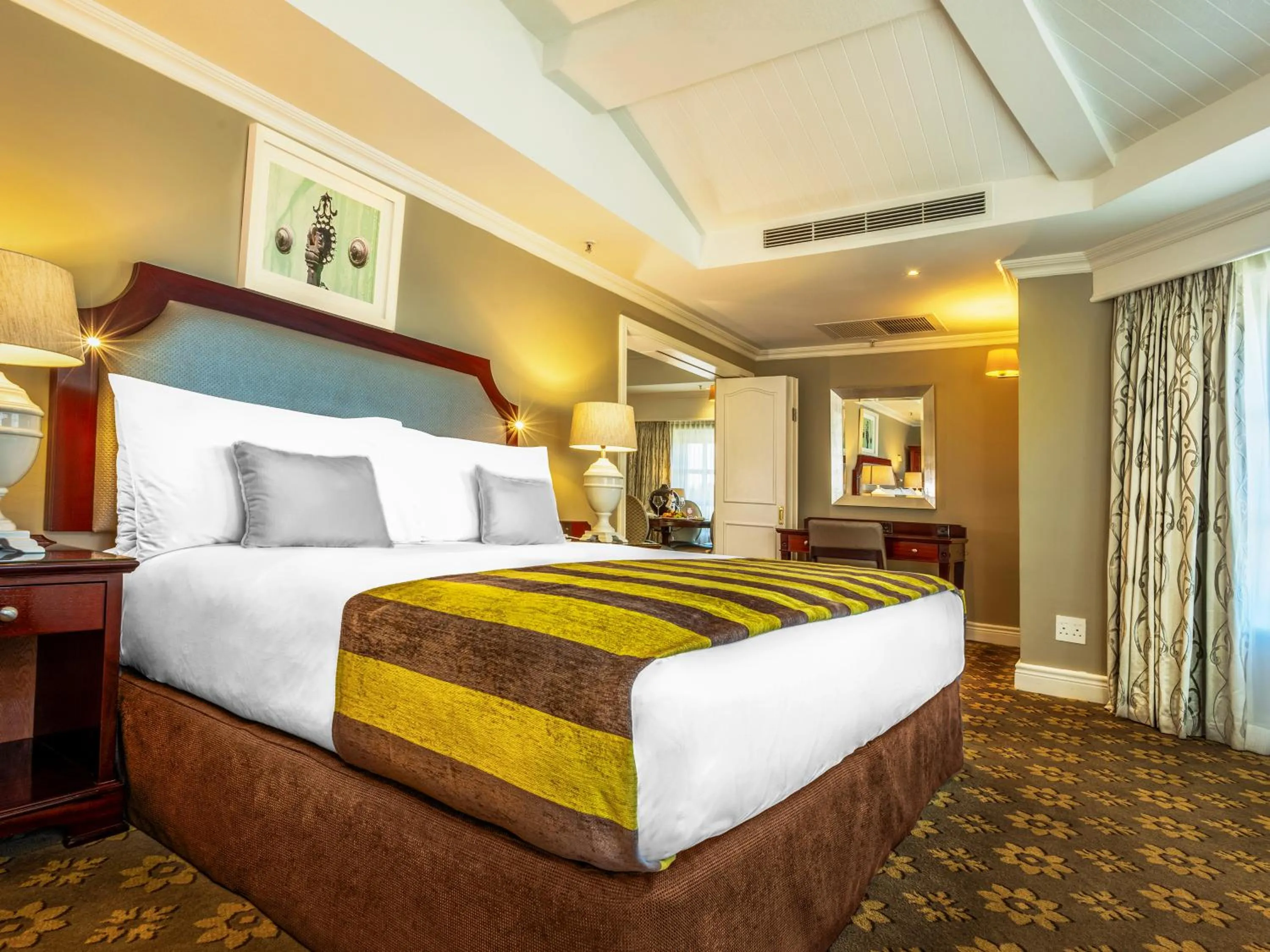 Bedroom, Bed in Hemingways Hotel