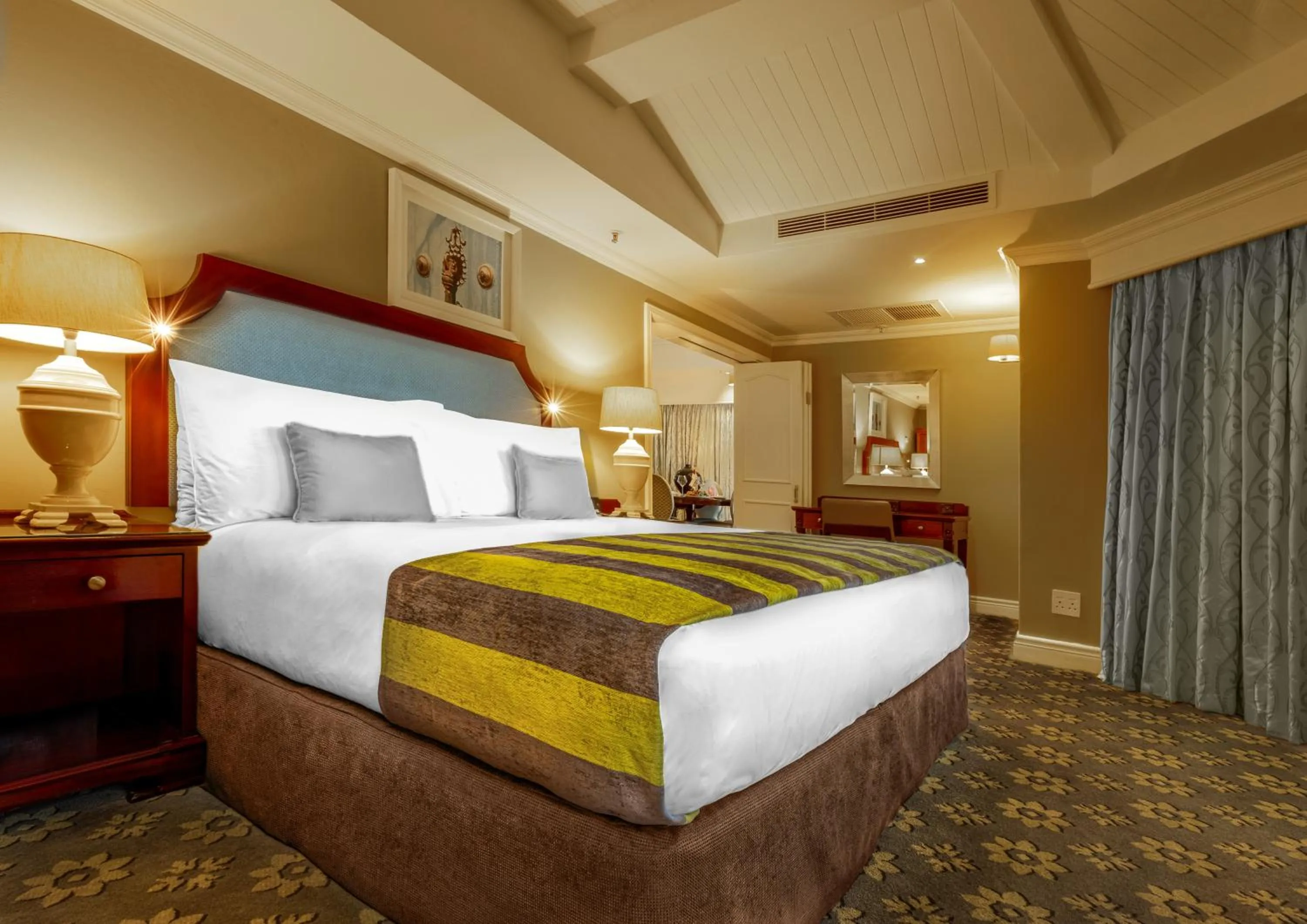 Bedroom, Bed in Hemingways Hotel