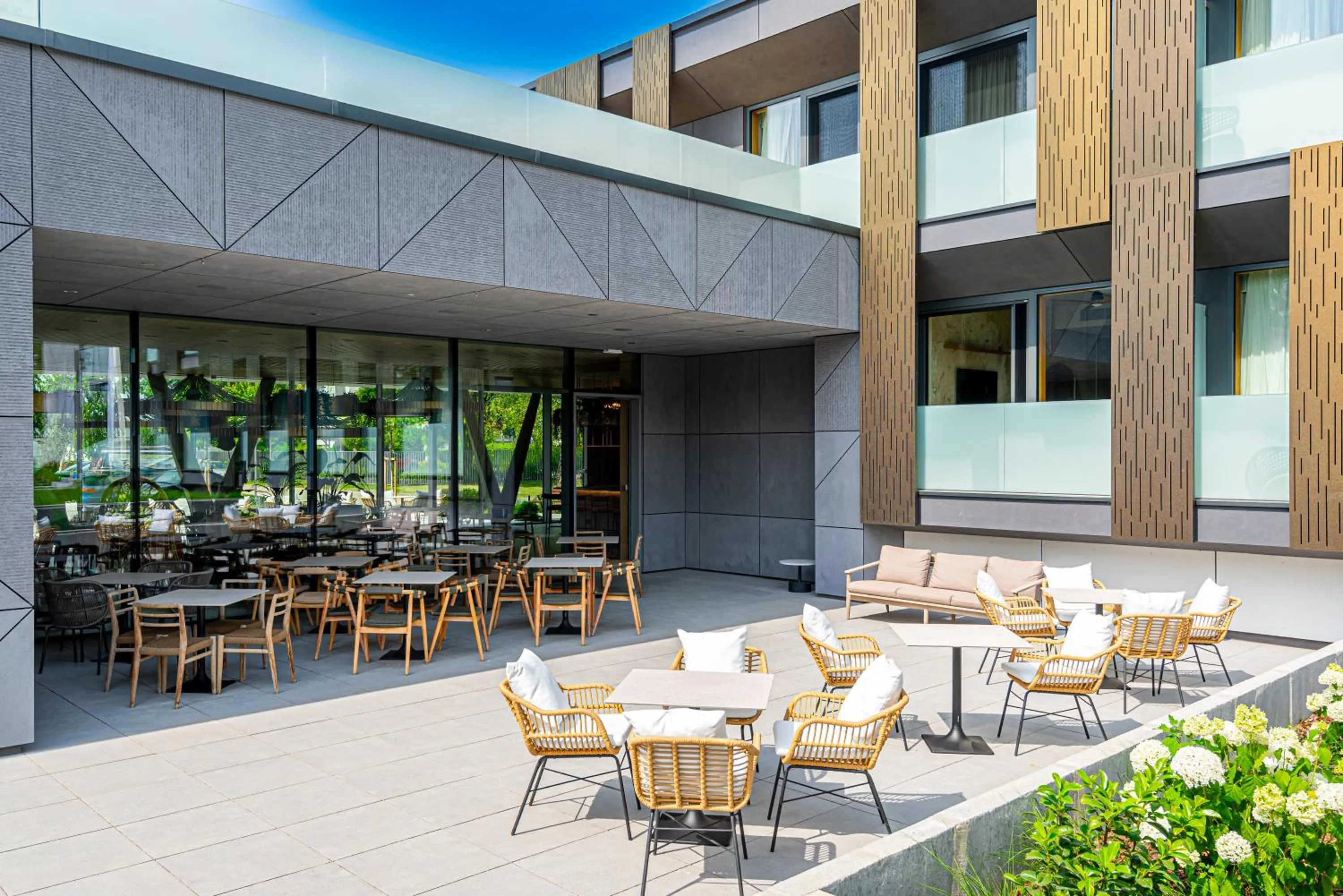 Property building in REED Boutique HOTEL & BISTRO