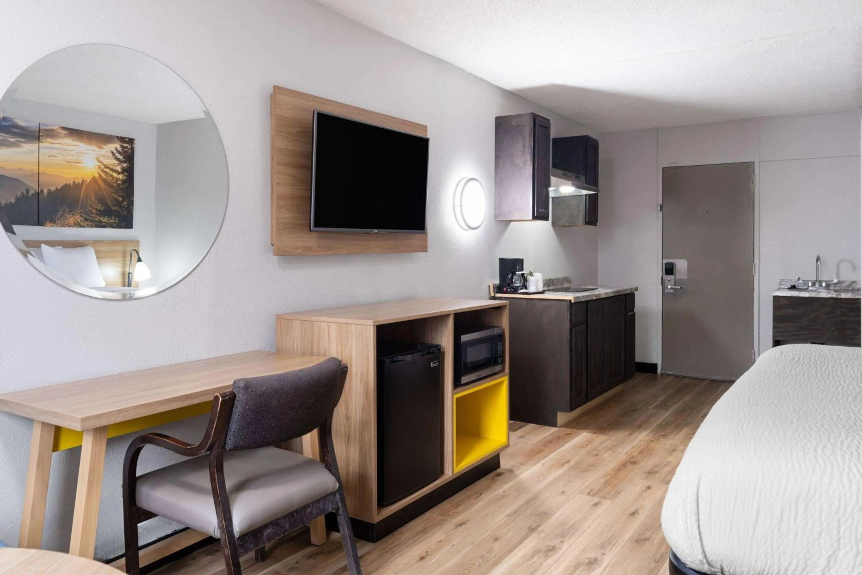 Photo of the whole room, Bed in Days Inn by Wyndham Salisbury, NC