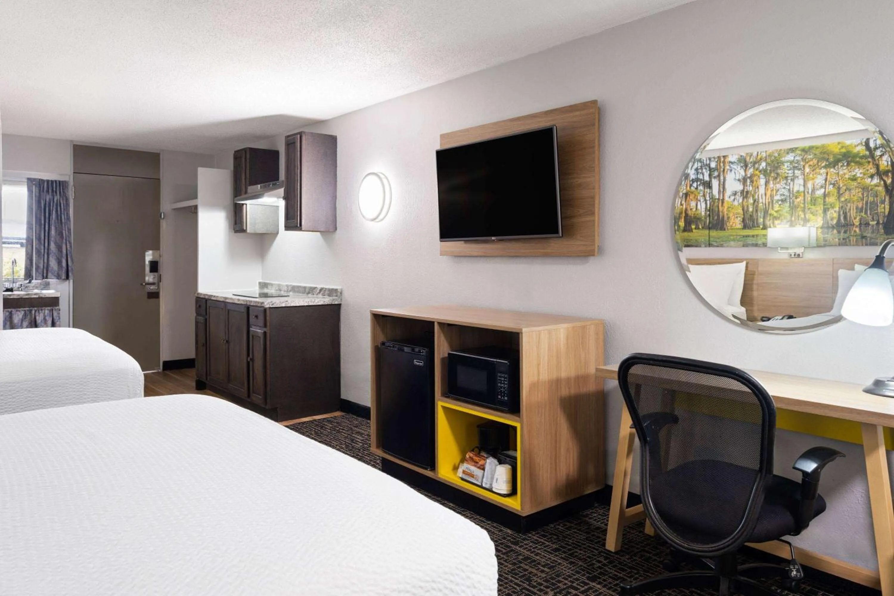 Photo of the whole room, Bed in Days Inn by Wyndham Salisbury, NC