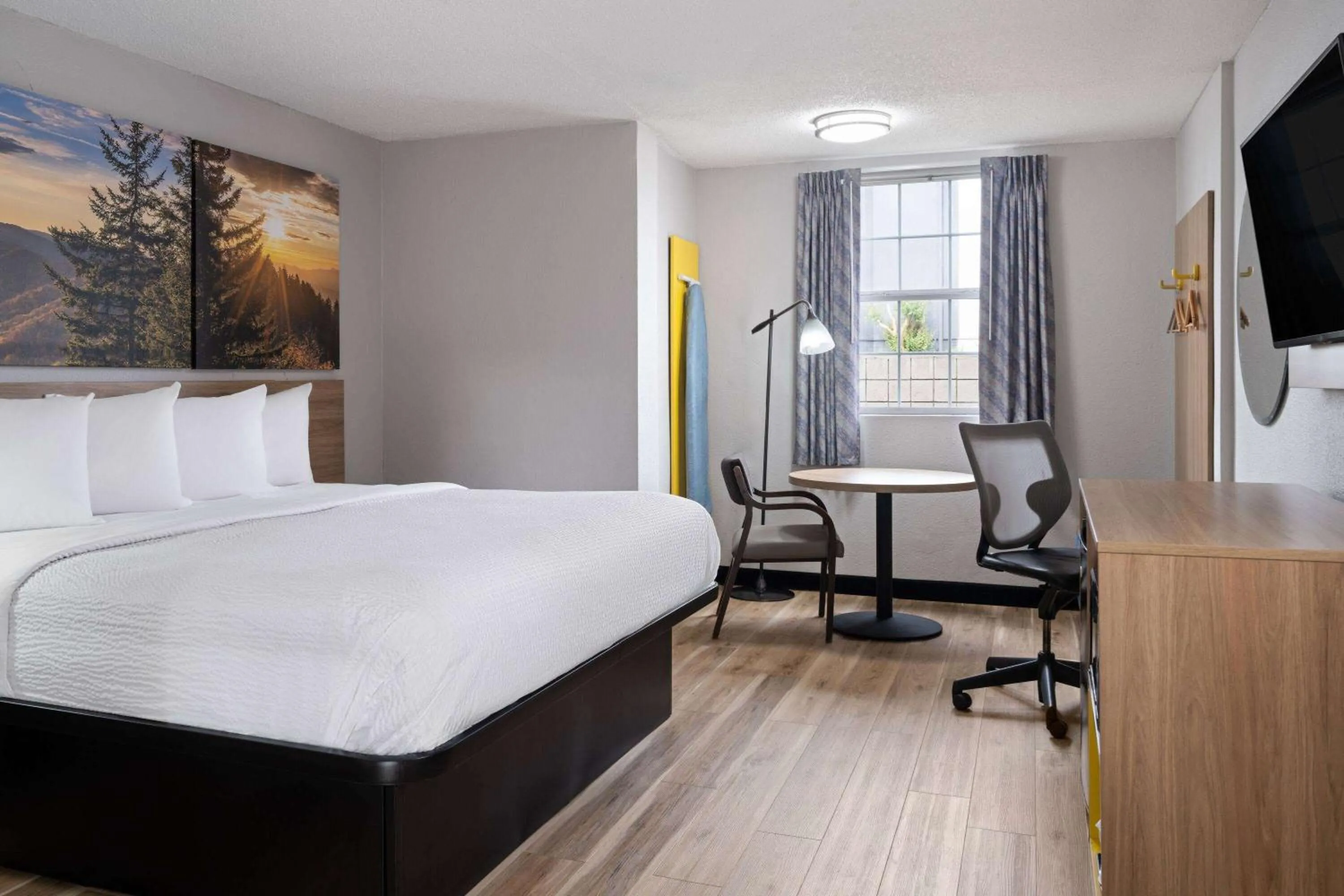 Photo of the whole room, Bed in Days Inn by Wyndham Salisbury, NC